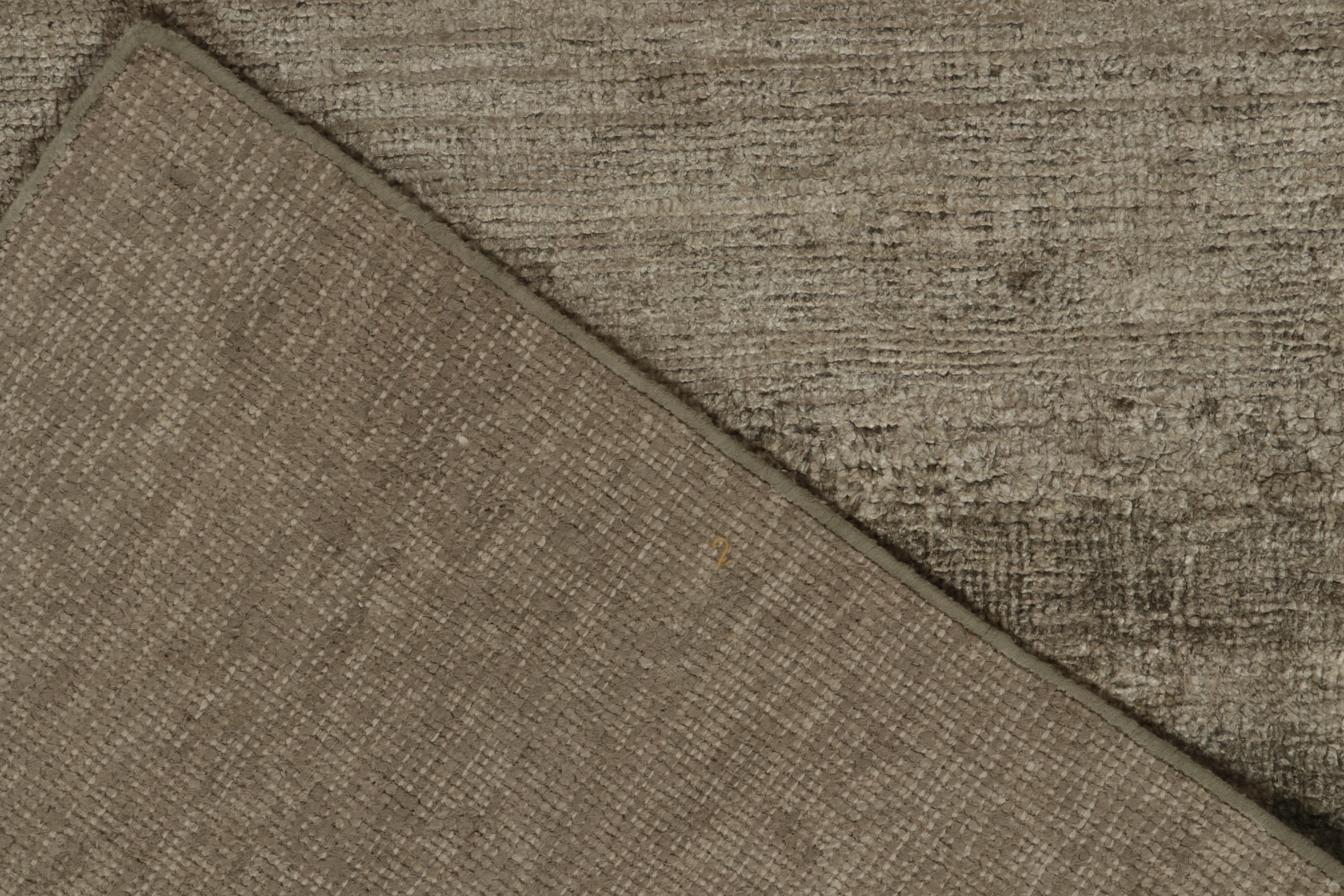 XXI secolo e contemporaneo Rug & Kilim è un tappeto grigio solido con strisce di seta annodate a mano tono su tono. in vendita