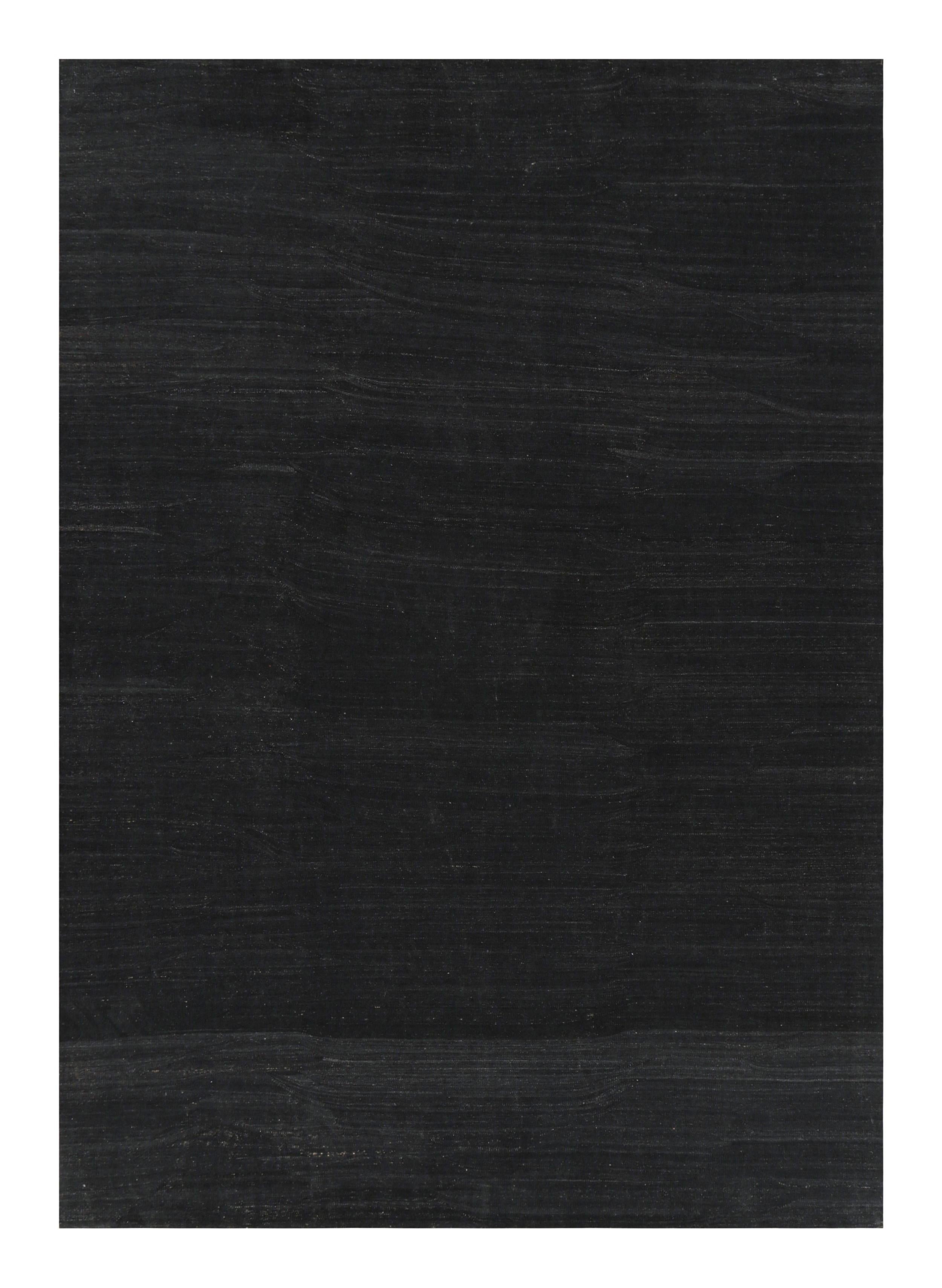 Tissé à la main dans un tissage plat en laine, ce Kilim solide contemporain 10x14 est un ajout intéressant aux collections Kilim & Flat Weave et Textural de Rug & Kilim, bénéficiant d'un jeu de thèmes monochromatiques et de textures tissées à plat.