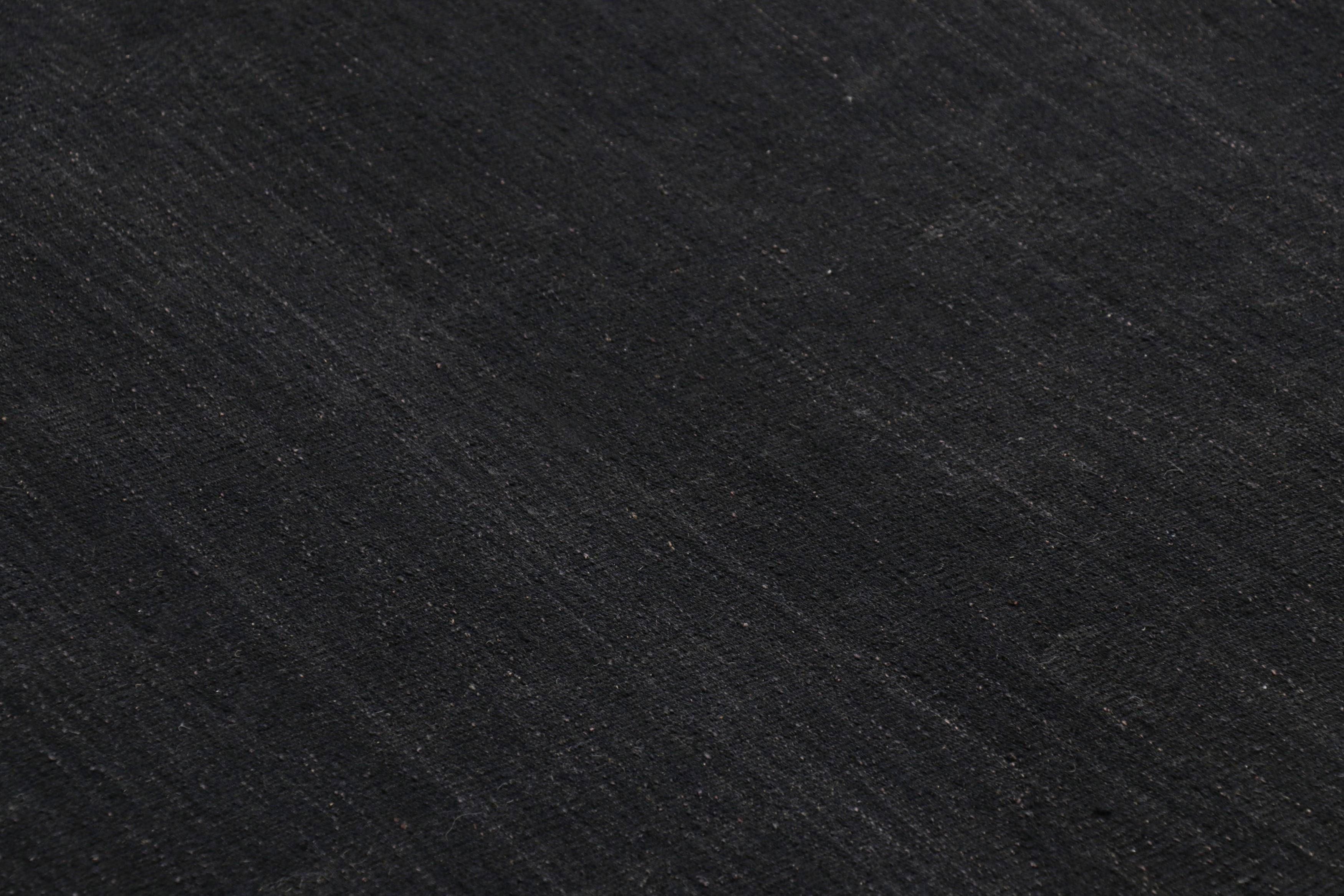 Moderne Rug & Kilim's Solid Kilim Rug in Black Tones and Striae (Tapis Kilim solide dans les tons noirs et les rayures) en vente