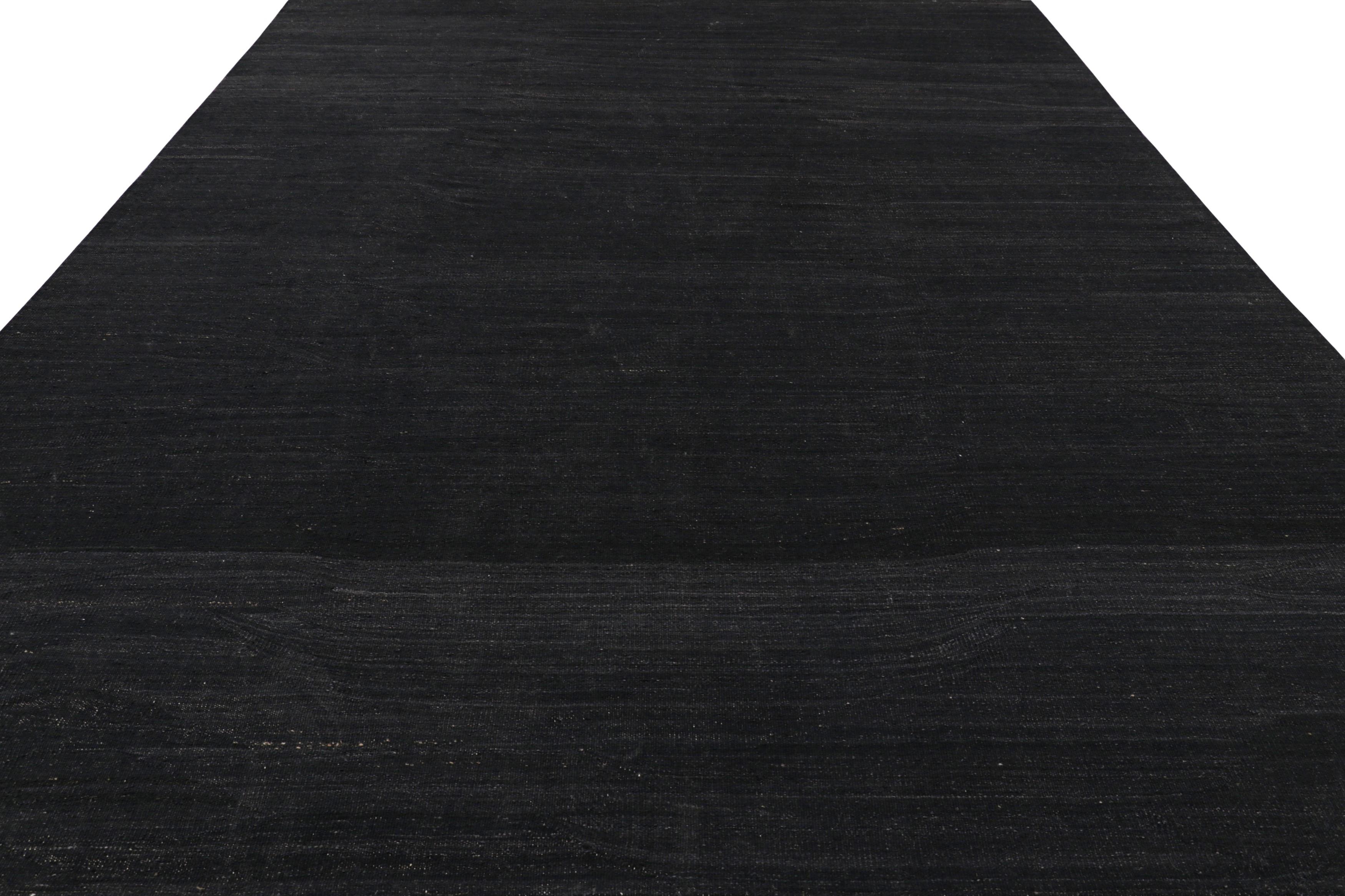 Afghan Rug & Kilim's Solid Kilim Rug in Black Tones and Striae (Tapis Kilim solide dans les tons noirs et les rayures) en vente