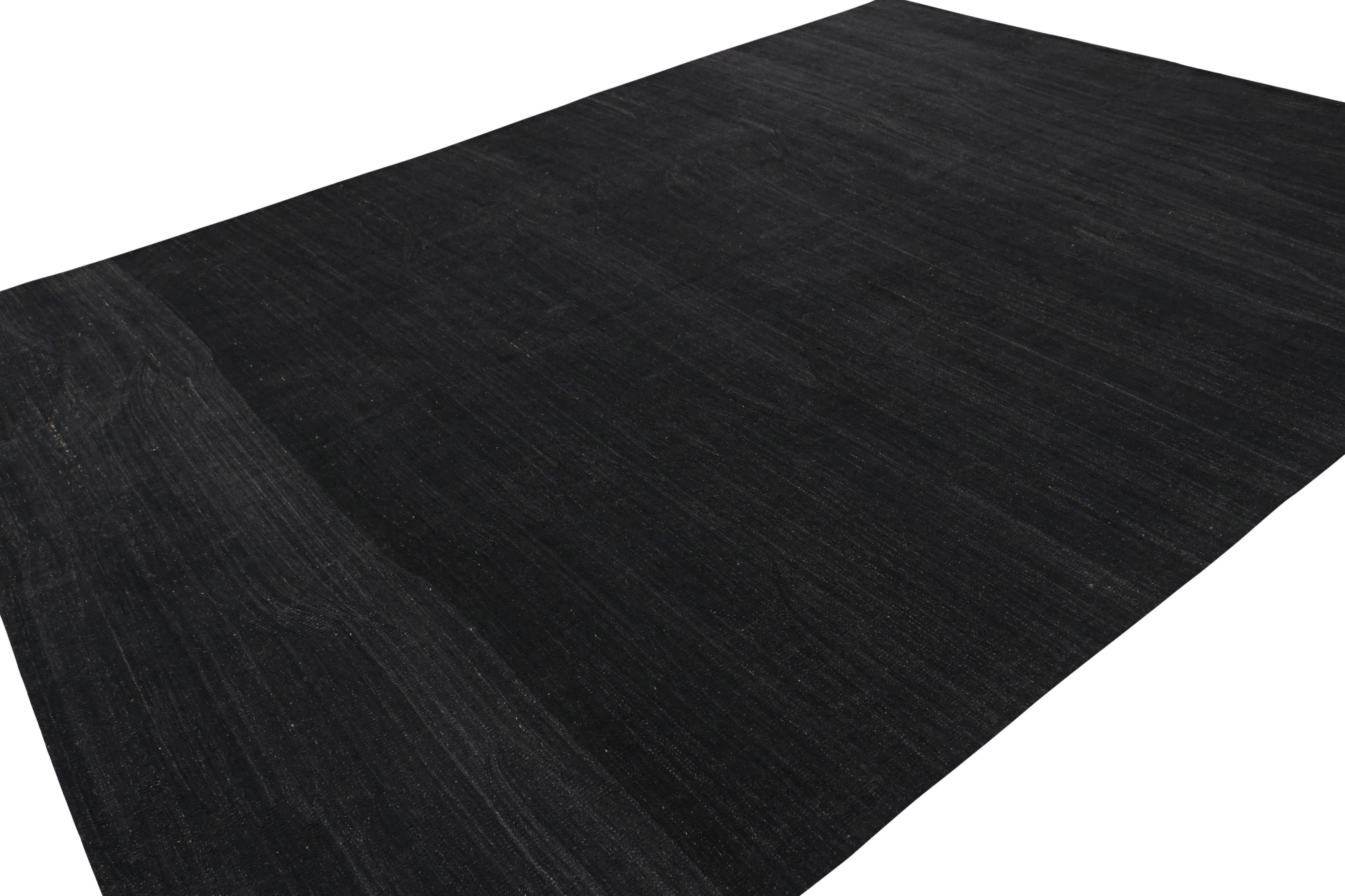 Tissé à la main Rug & Kilim's Solid Kilim Rug in Black Tones and Striae (Tapis Kilim solide dans les tons noirs et les rayures) en vente