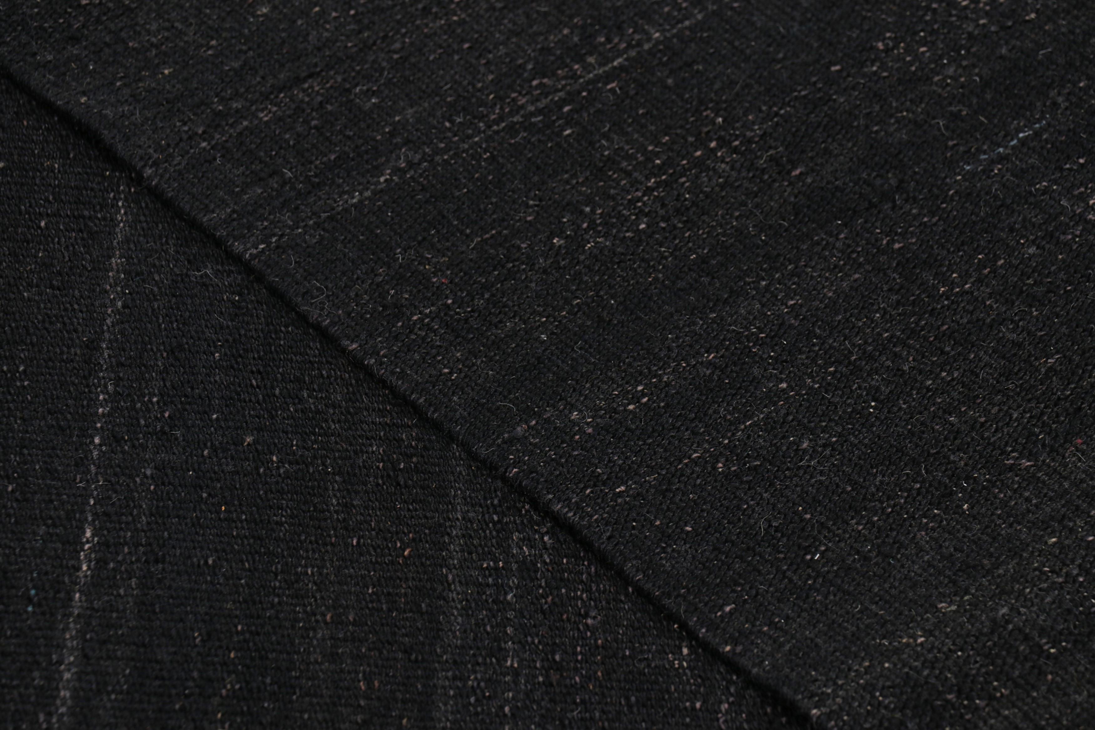 XXIe siècle et contemporain Rug & Kilim's Solid Kilim Rug in Black Tones and Striae (Tapis Kilim solide dans les tons noirs et les rayures) en vente
