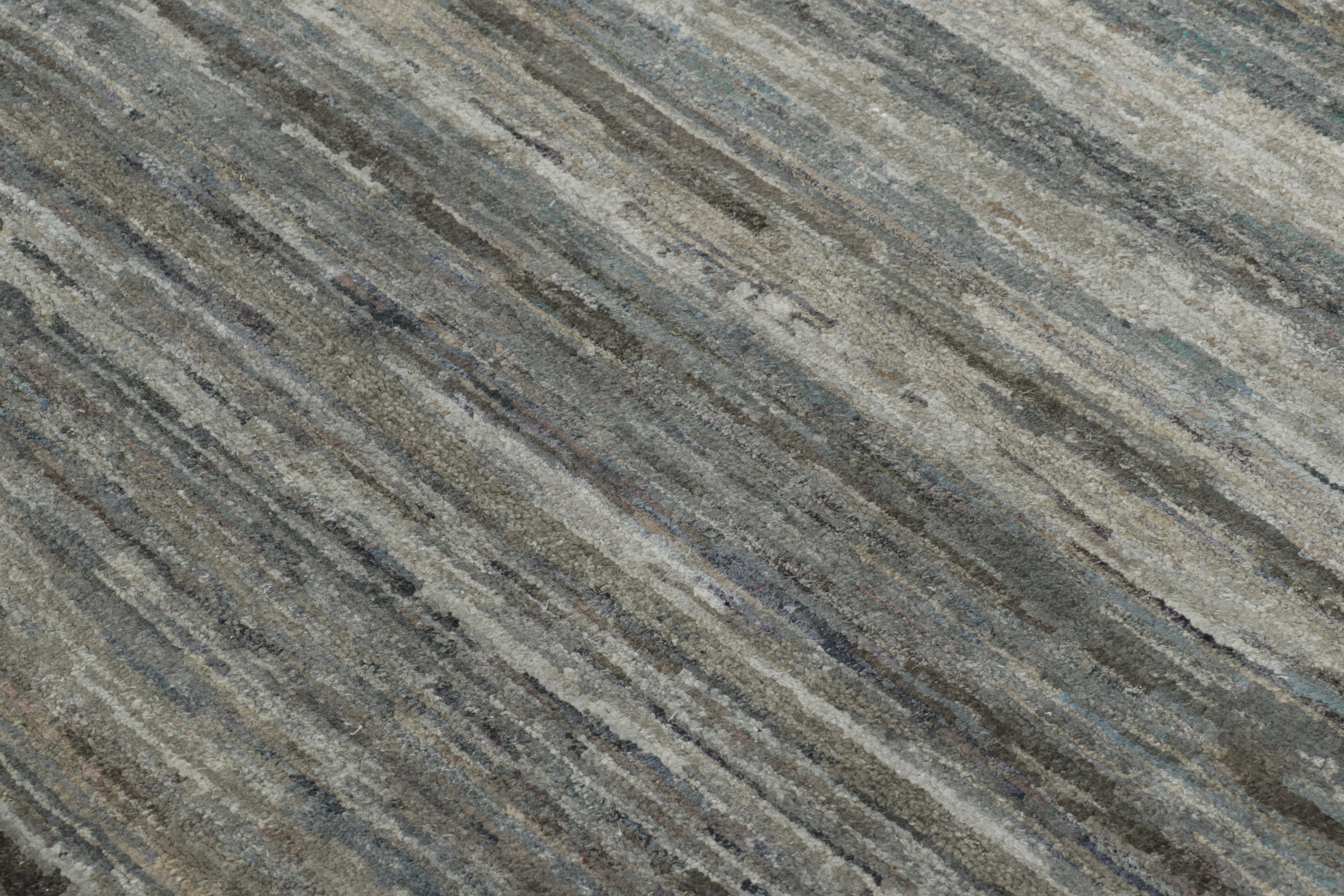  Questo tappeto 8x10 della Rug & Kilim's Textural Collection è un'opera d'arte luminosa e materica, annodata a mano interamente in pura seta con strisce e striature orizzontali morbide e fluide in una sofisticata tavolozza monocromatica di grigio