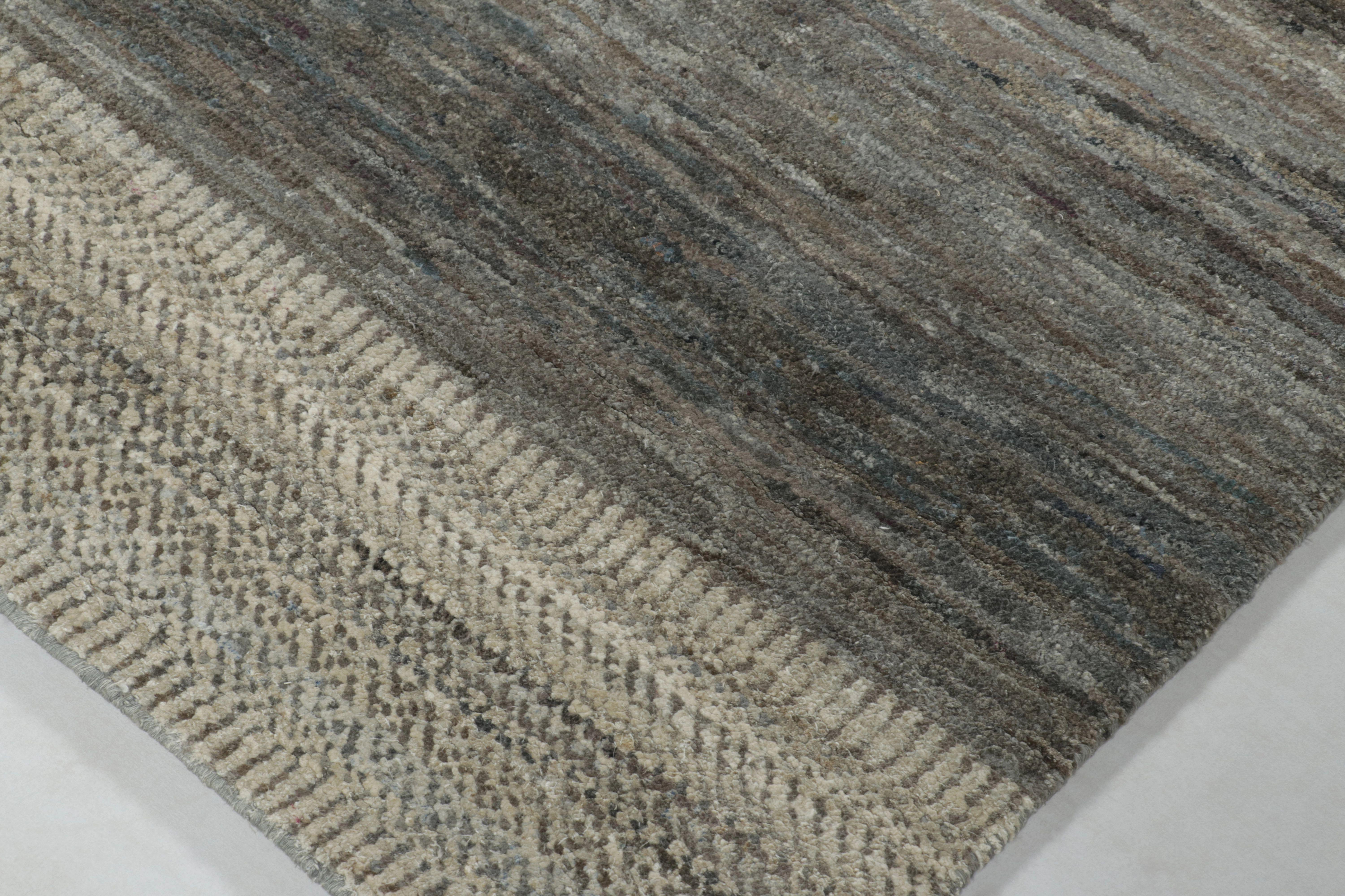 Indiano Rug & Kilim è un tappeto a struttura solida, con strisce e striature monocromatiche blu e grigie. in vendita