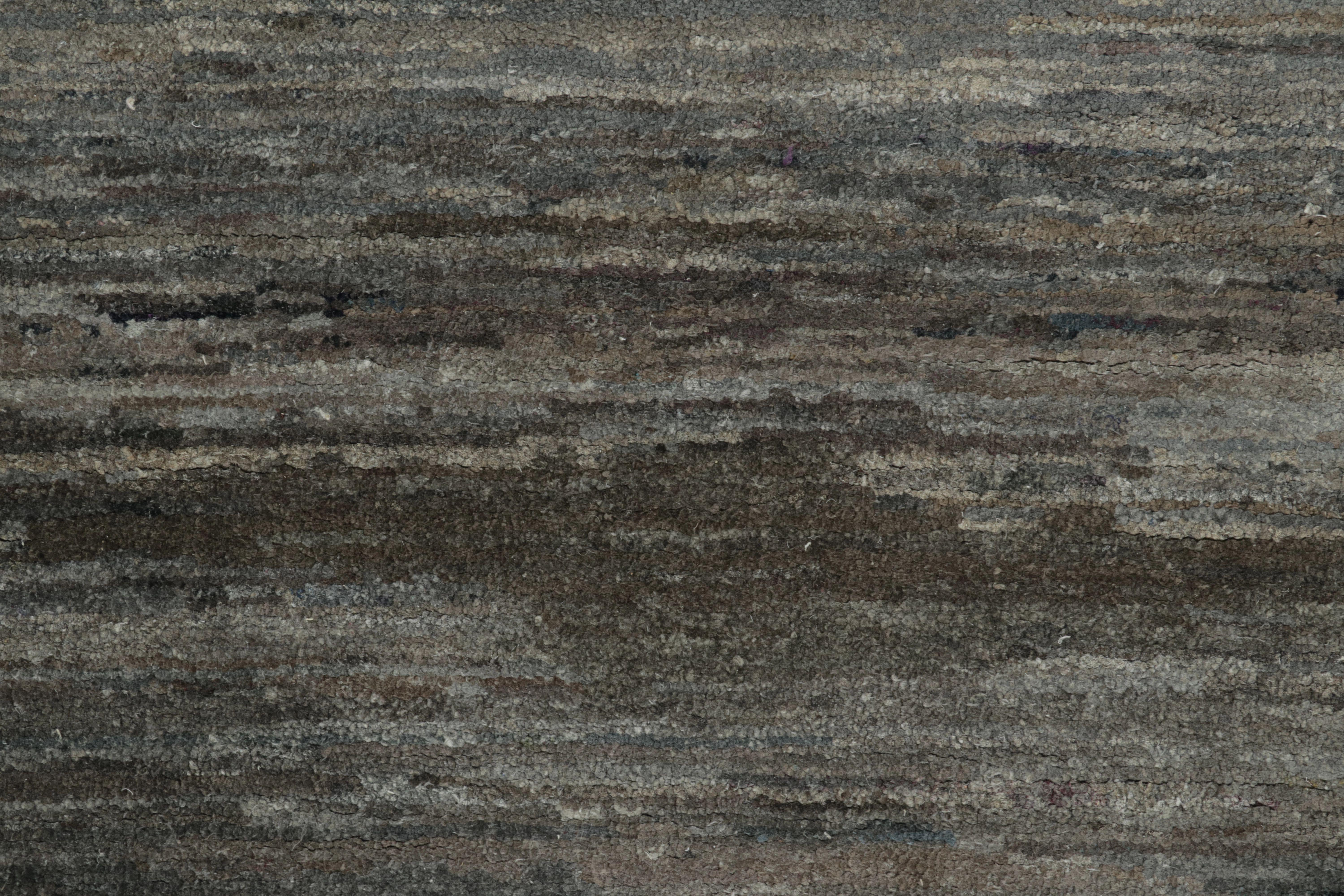 Annodato a mano Rug & Kilim è un tappeto a struttura solida, con strisce e striature monocromatiche blu e grigie. in vendita