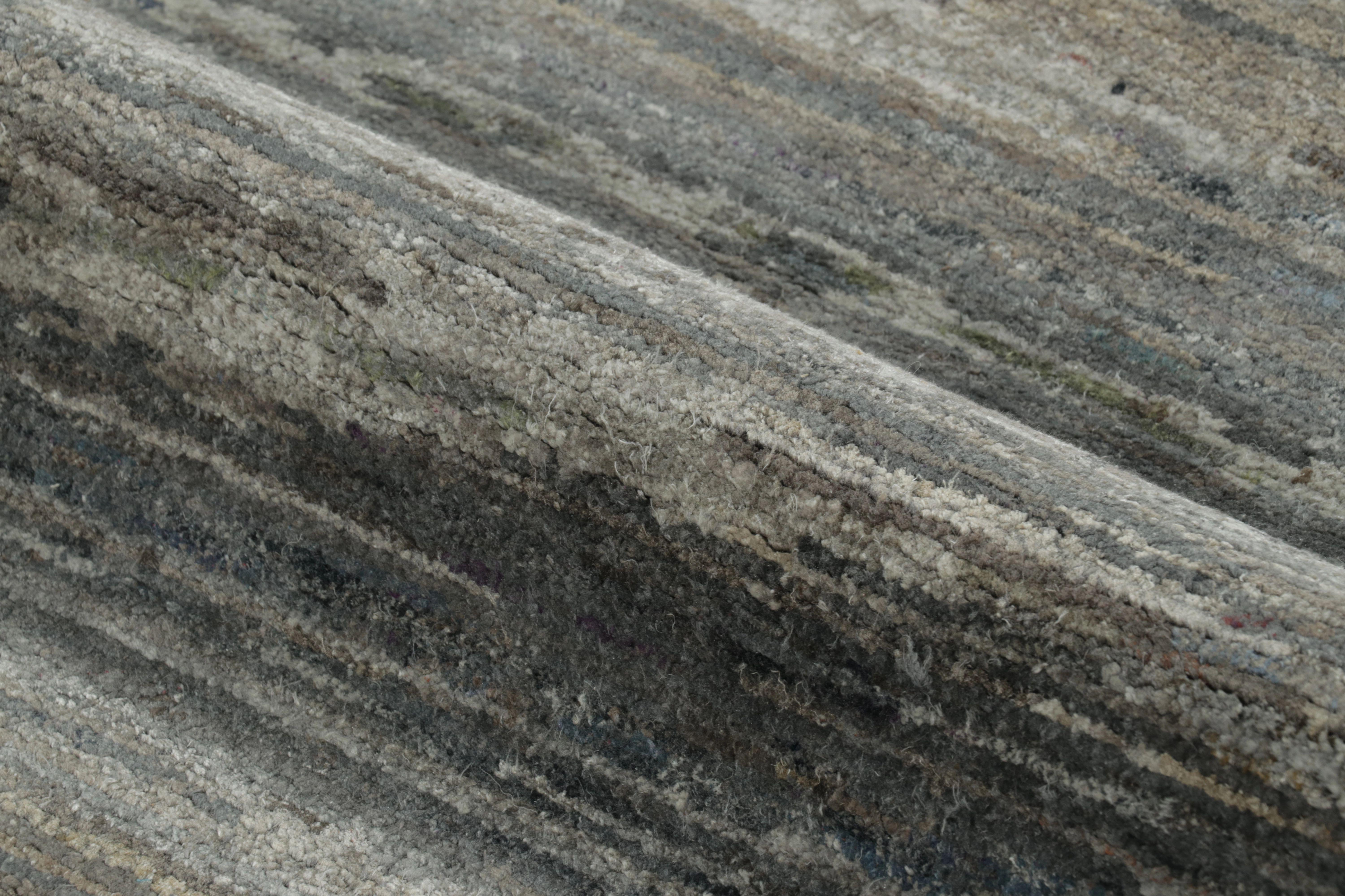 Rug & Kilim è un tappeto a struttura solida, con strisce e striature monocromatiche blu e grigie. In condizioni Nuovo in vendita a Long Island City, NY