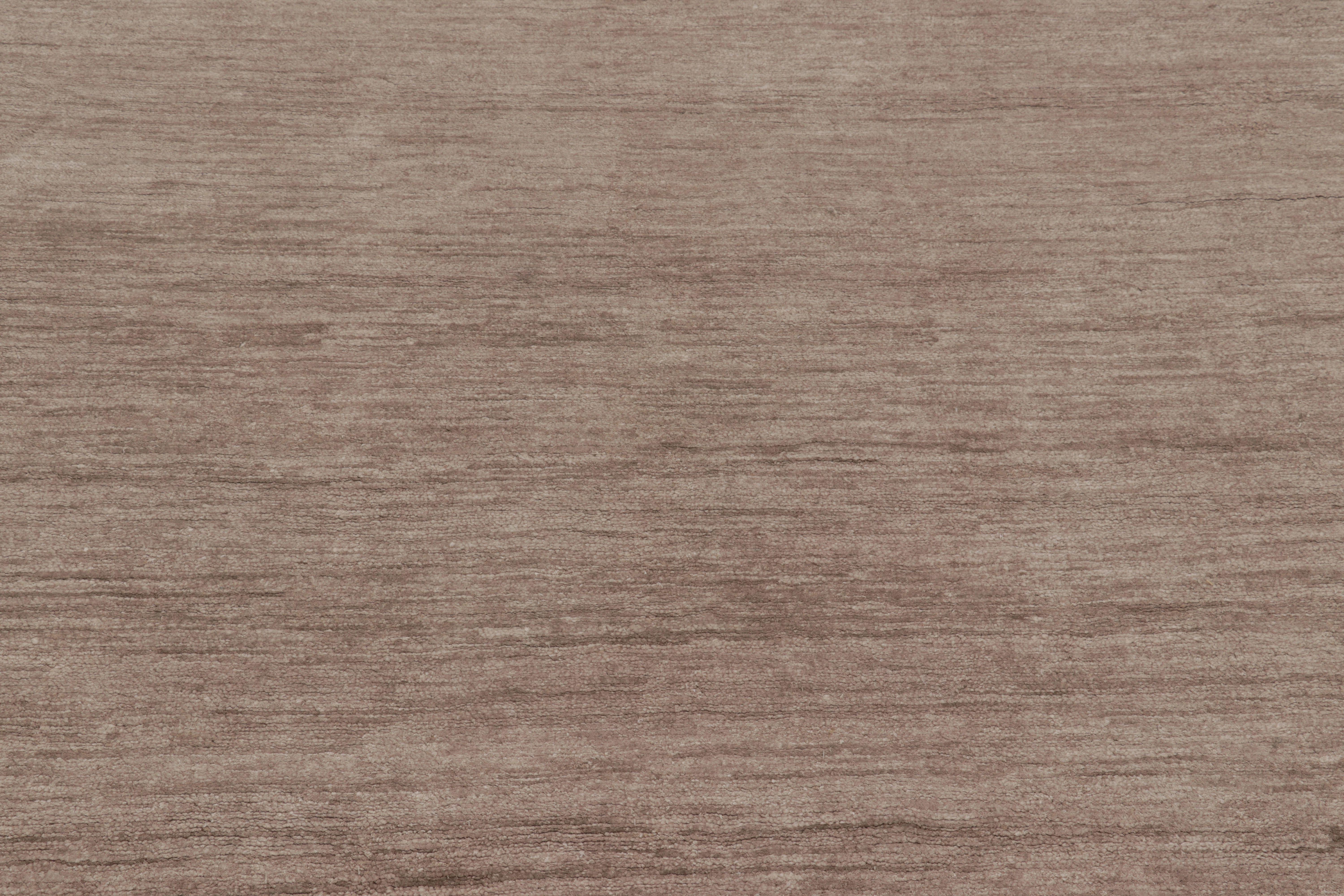 Questo magnifico tappeto 10x13 della Rug & Kilim's Textural Collection è un'opera d'arte sottile, annodata a mano in lino con un campo fluido e senza soluzione di continuità nei toni caldi del beige e del taupe, dove sottili variazioni tonali