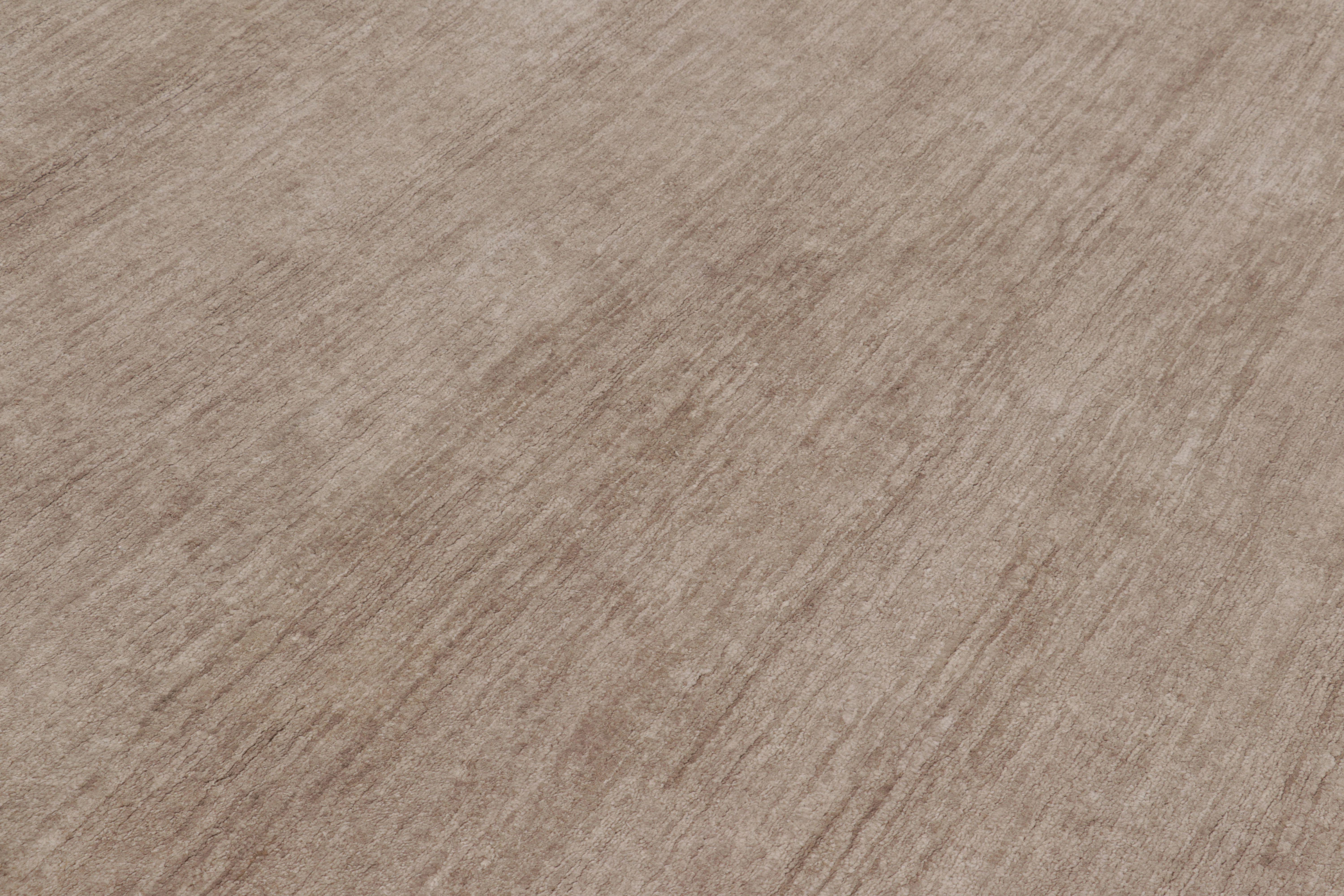 Moderno Rug & Kilim è un tappeto a struttura solida, a strisce monocromatiche beige e marrone in vendita