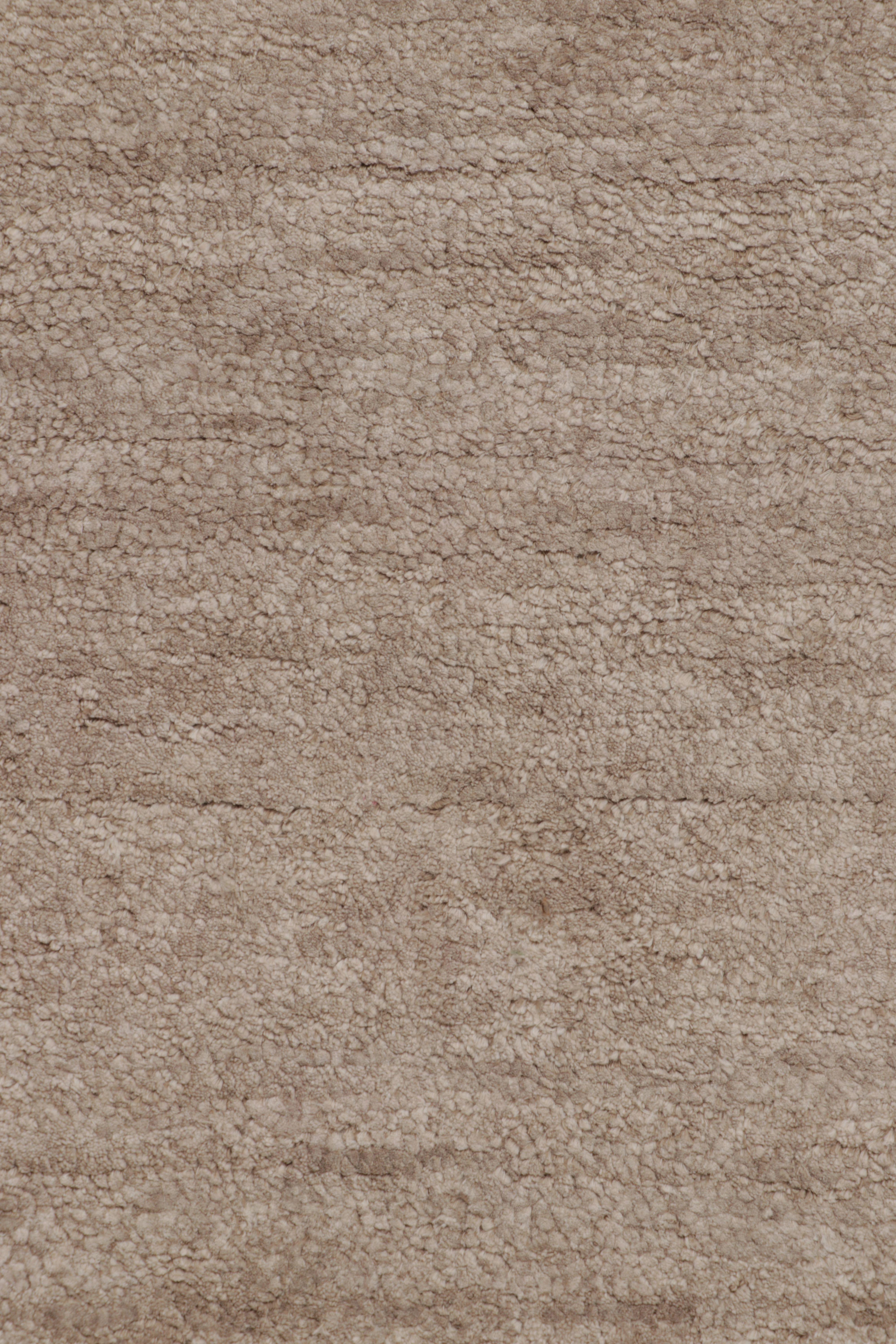 Indiano Rug & Kilim è un tappeto a struttura solida, a strisce monocromatiche beige e marrone in vendita