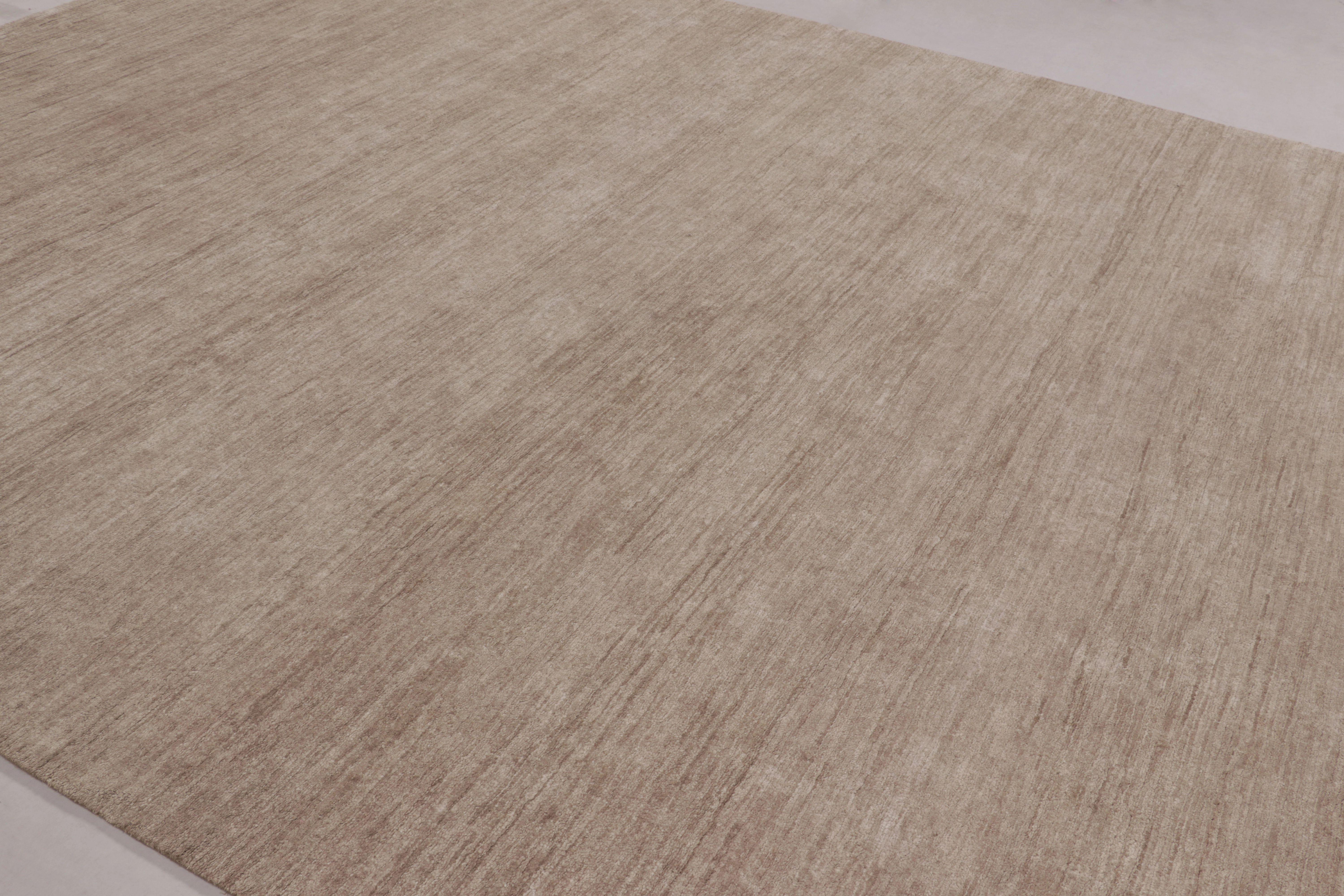 Annodato a mano Rug & Kilim è un tappeto a struttura solida, a strisce monocromatiche beige e marrone in vendita