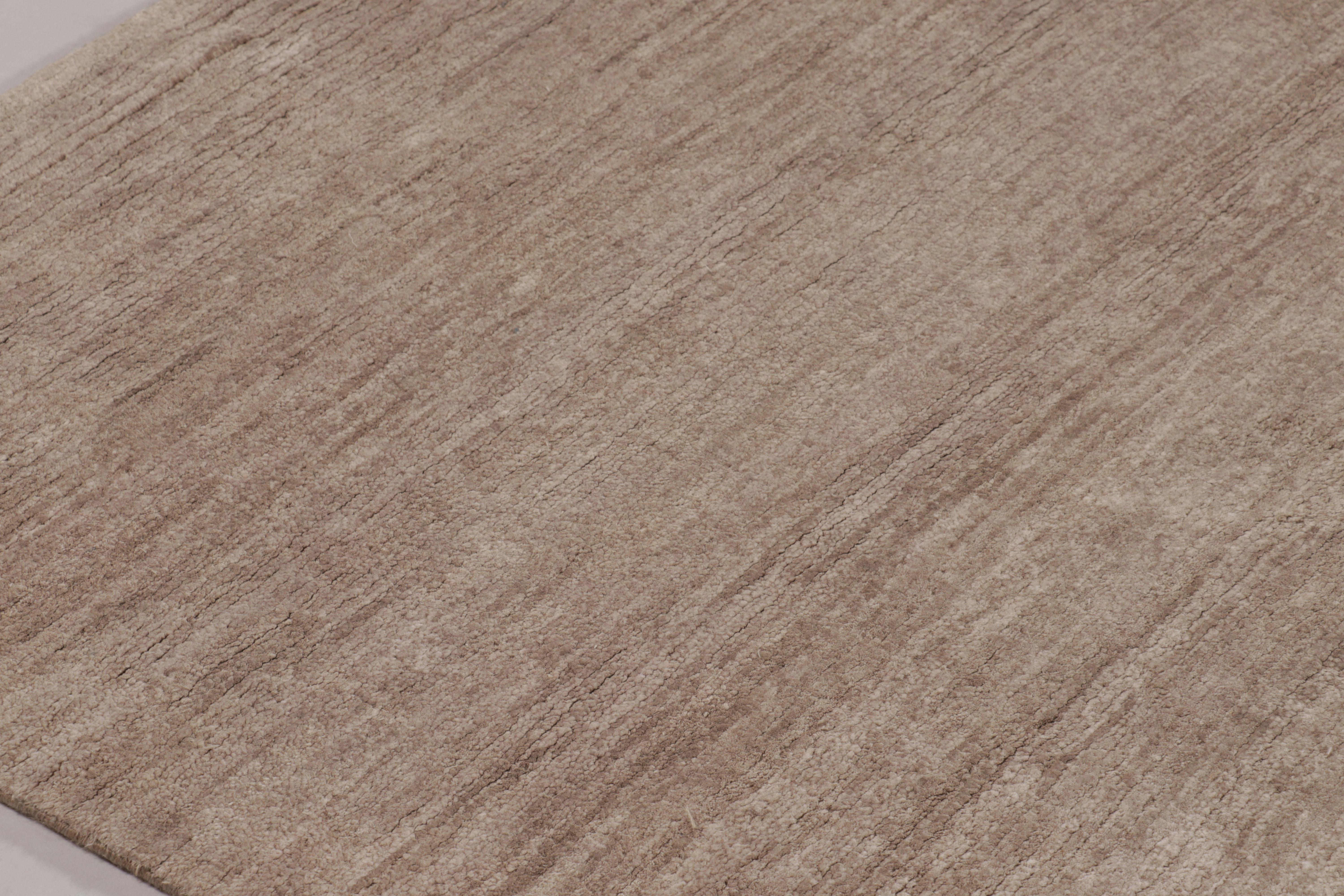 Rug & Kilim è un tappeto a struttura solida, a strisce monocromatiche beige e marrone In condizioni Nuovo in vendita a Long Island City, NY