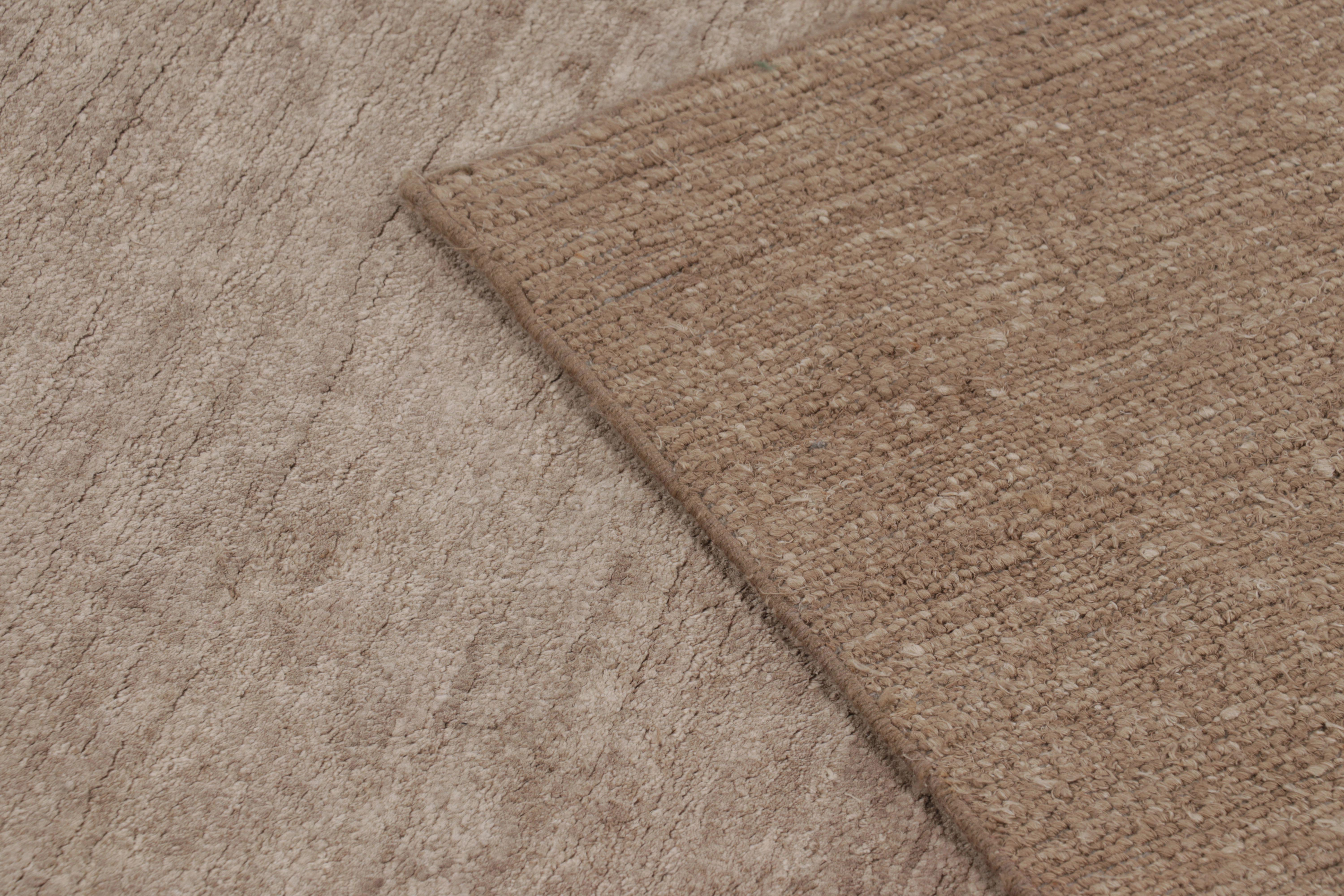 Lino Rug & Kilim è un tappeto a struttura solida, a strisce monocromatiche beige e marrone in vendita