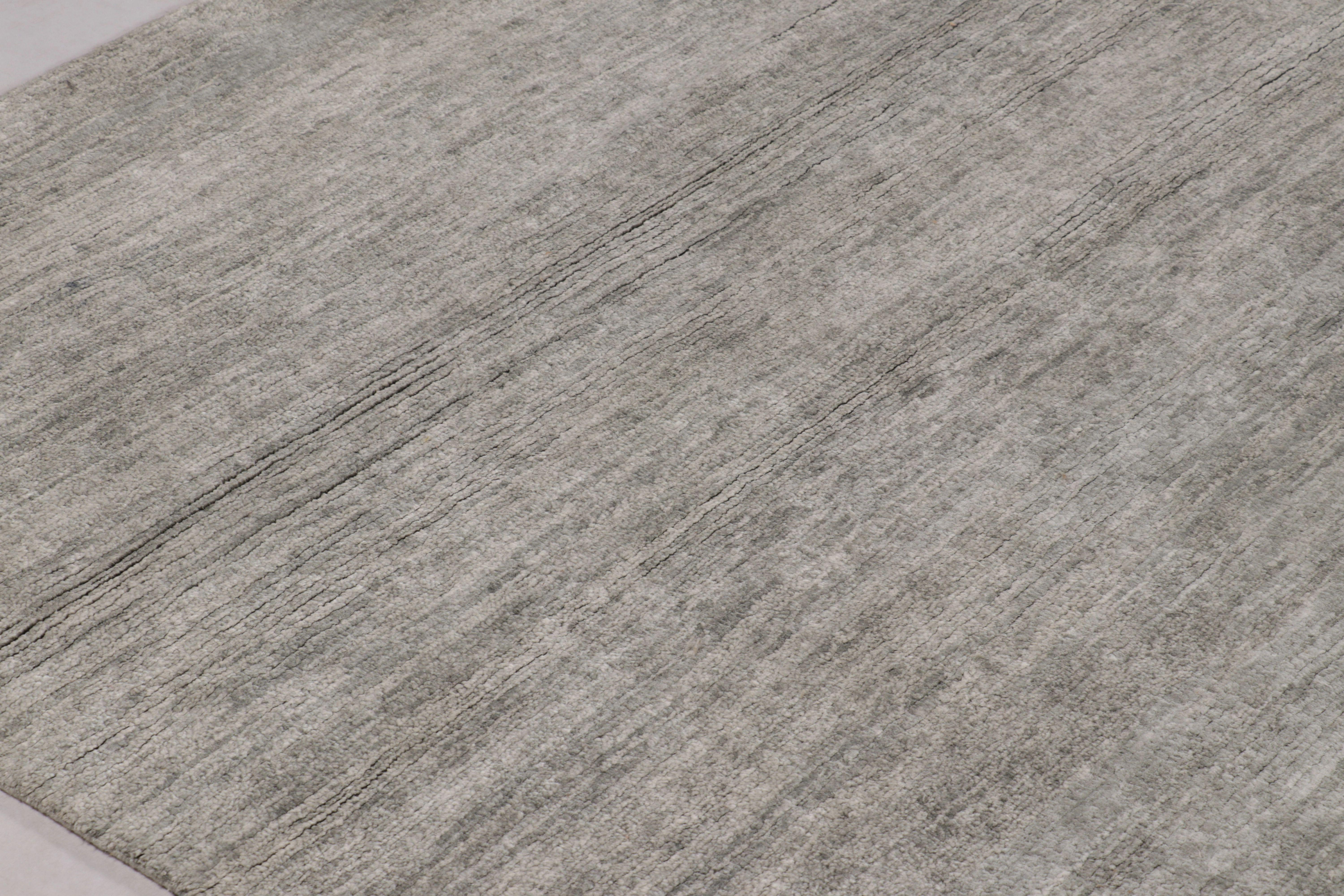 Dieser prächtige Teppich 12X15 aus der Textural Collection'S von Rug & Kilim ist ein subtiles Kunstwerk, handgeknüpft aus reinem Leinen mit einem nahtlosen, fließenden Feld aus kühlen Grau- und Silbertönen, bei dem subtile horizontale