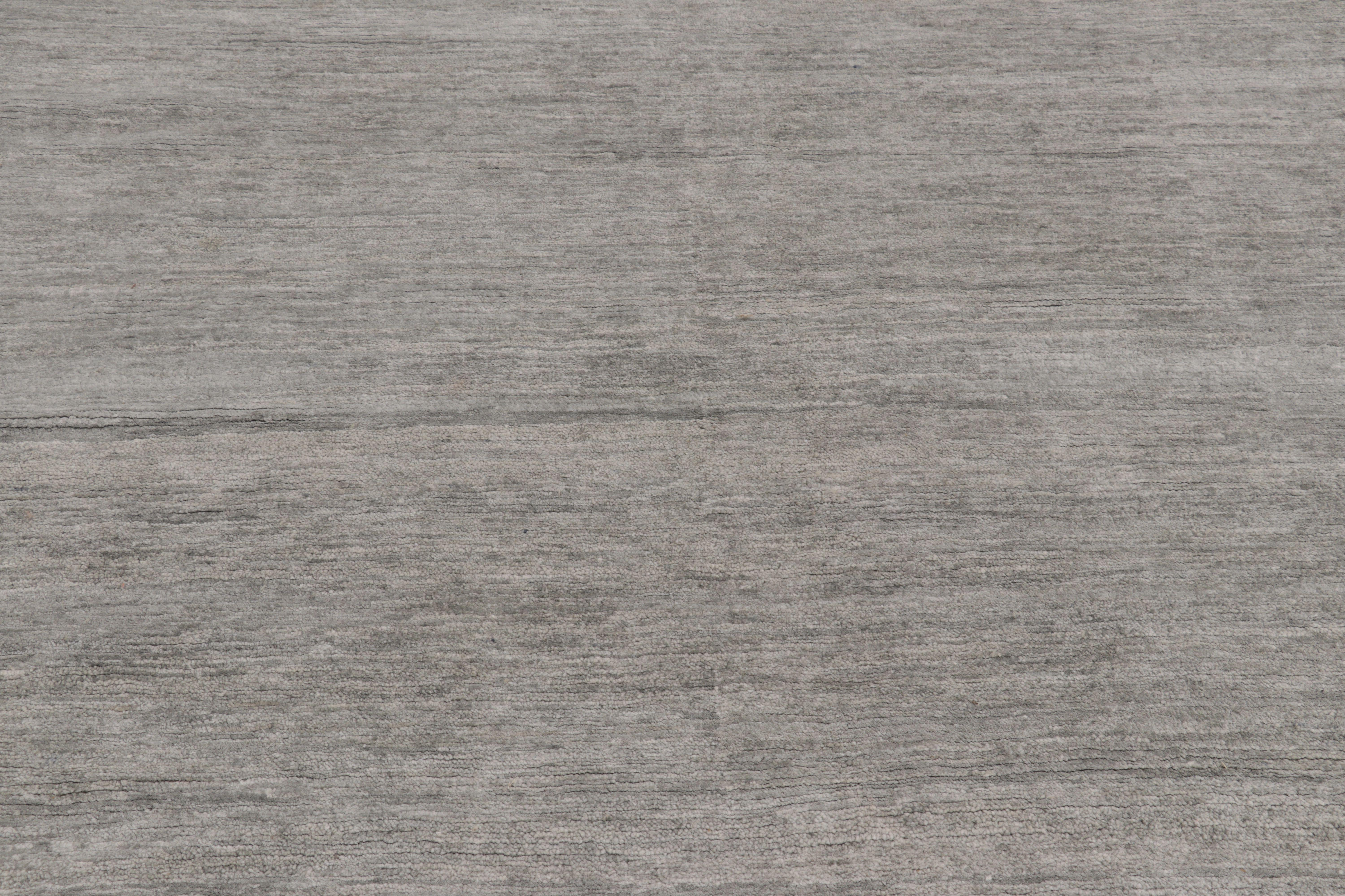 Rug & Kilims solider Strukturteppich, monochromatische silberne und blassgraue Streifen (Moderne) im Angebot