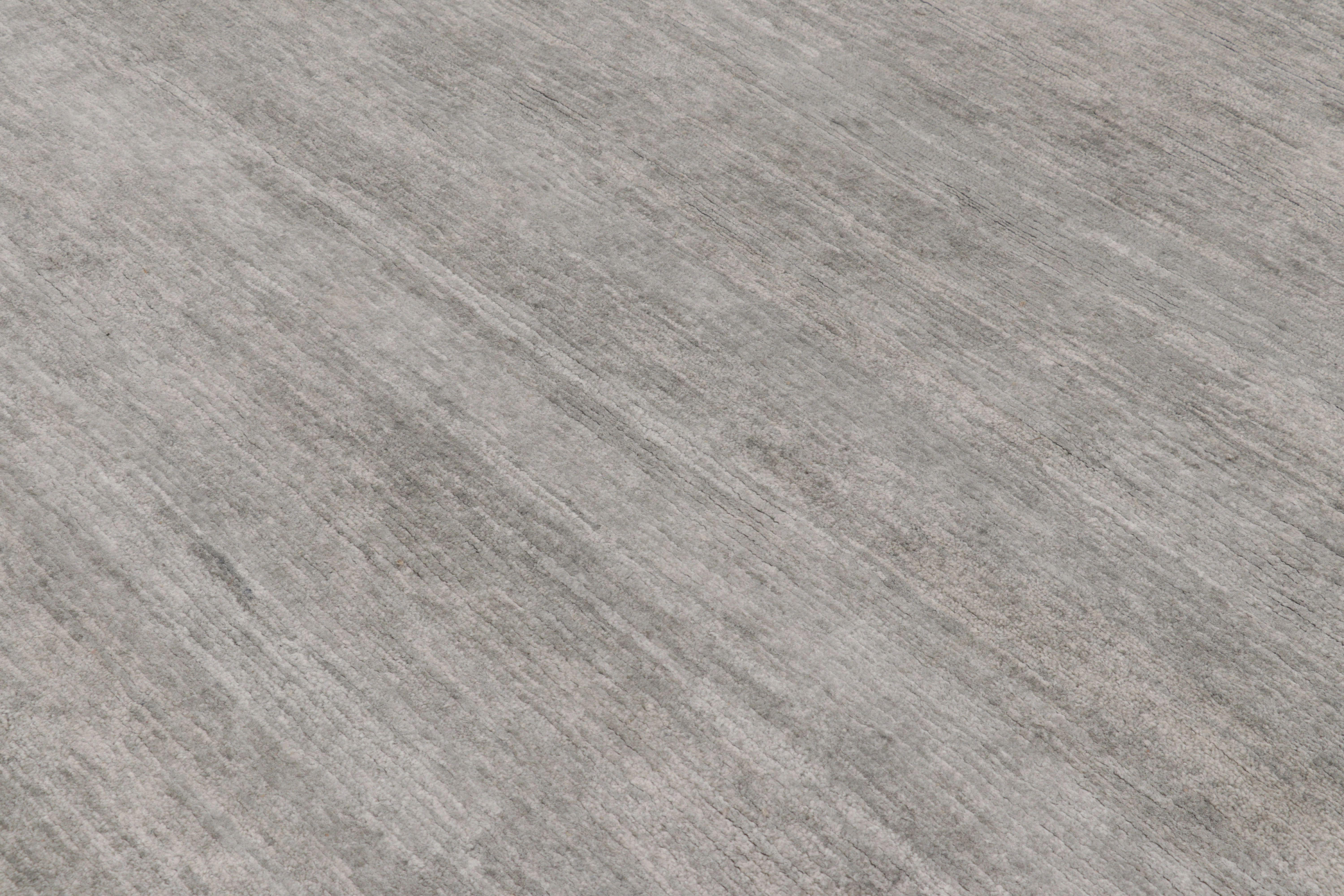 Rug & Kilims solider Strukturteppich, monochromatische silberne und blassgraue Streifen (Indisch) im Angebot