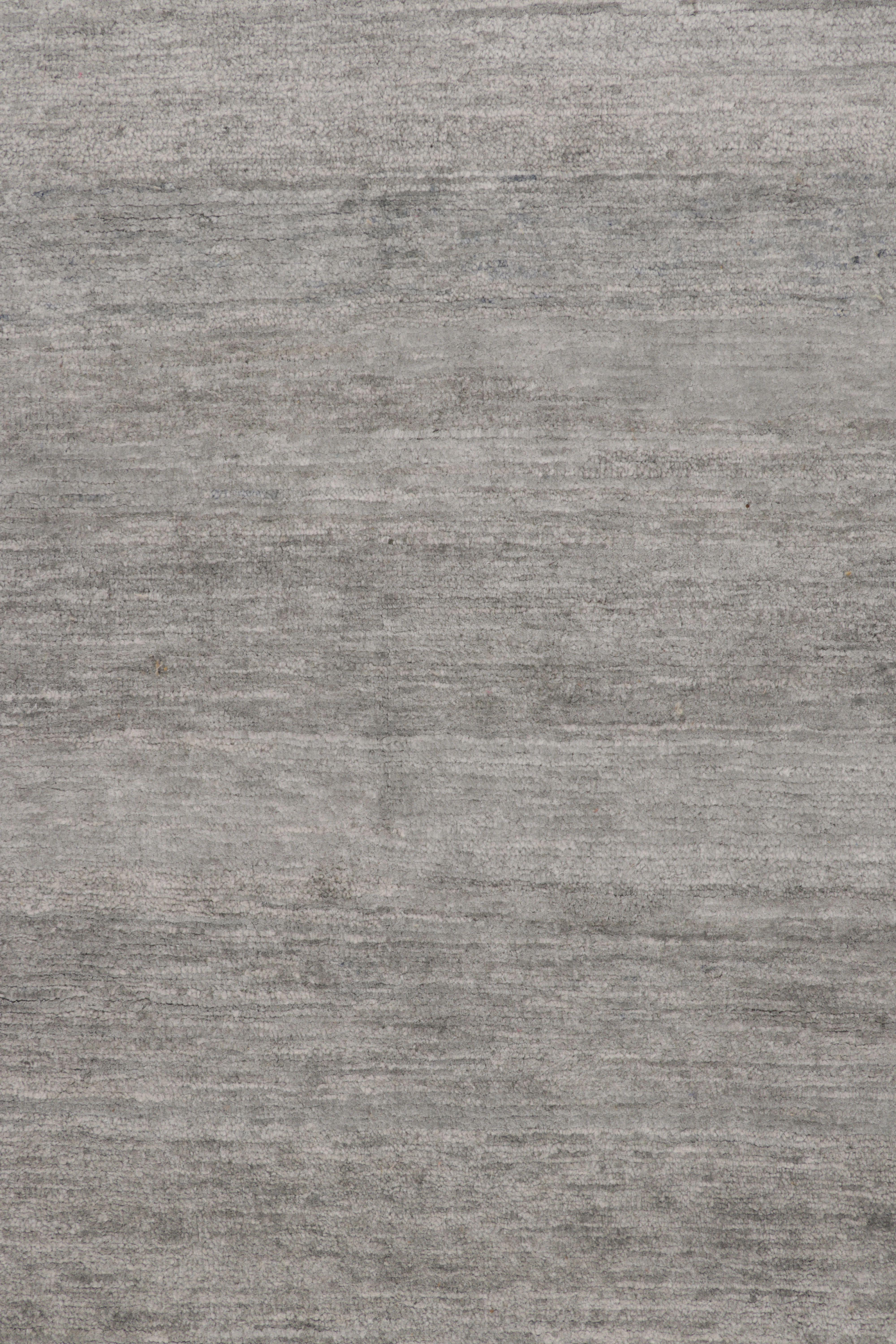 Rug & Kilims solider Strukturteppich, monochromatische silberne und blassgraue Streifen (Handgeknüpft) im Angebot