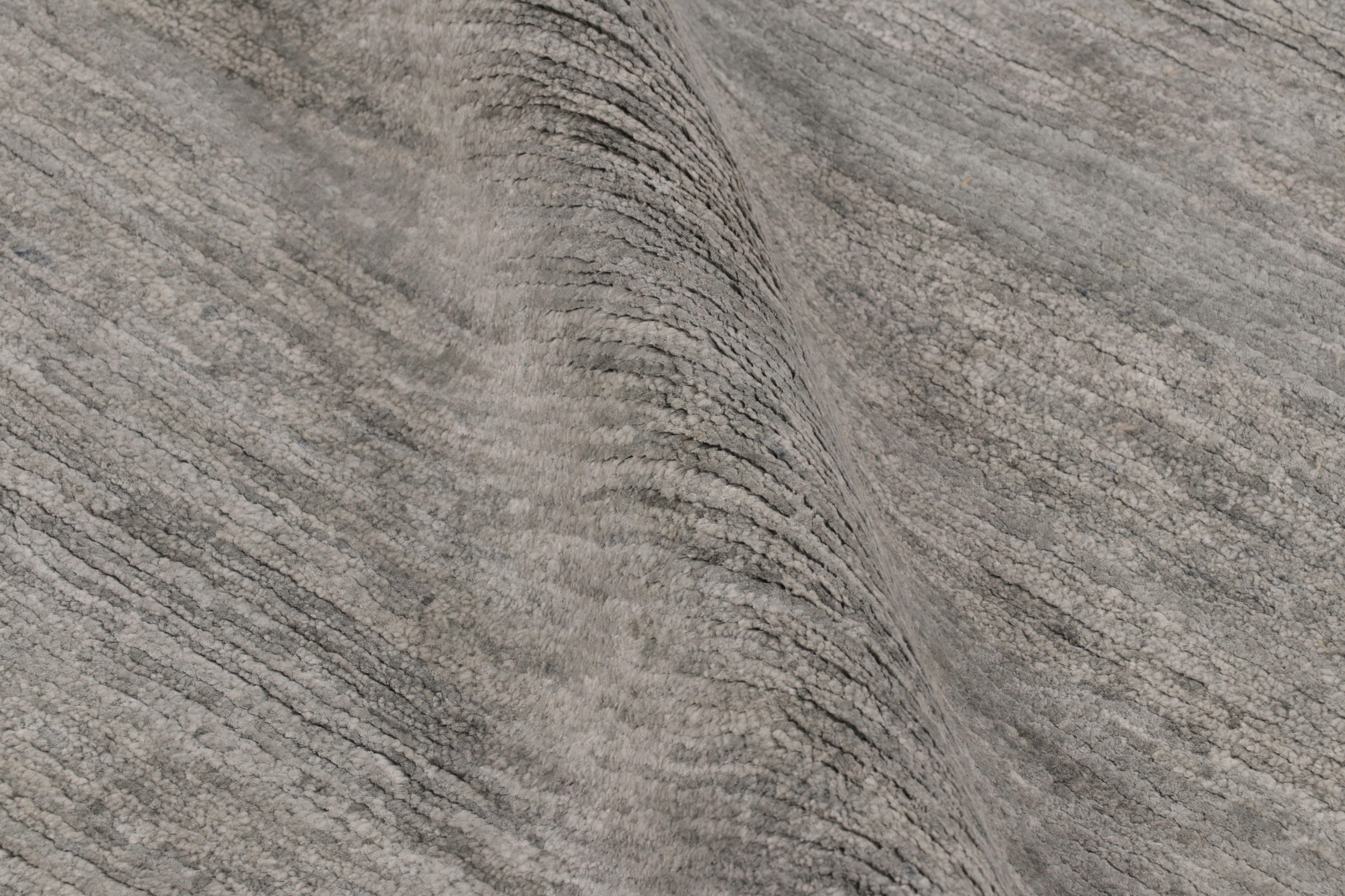 Rug & Kilims solider Strukturteppich, monochromatische silberne und blassgraue Streifen (21. Jahrhundert und zeitgenössisch) im Angebot