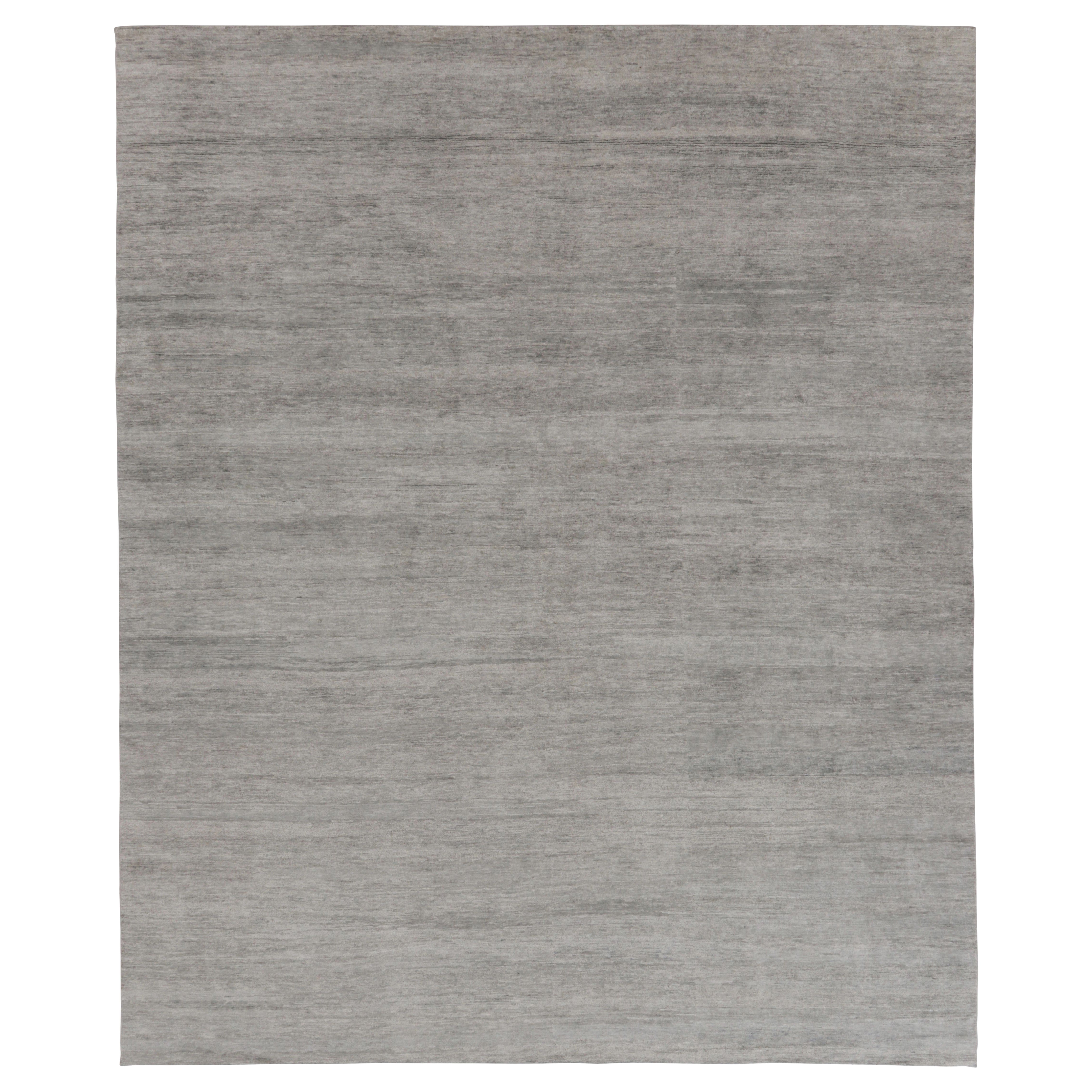Rug 
Kilim è un tappeto a struttura solida, con striature monocromatiche in argento e grigio chiaro