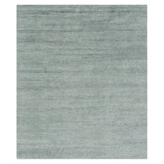 Rug & Kilim è un tappeto a struttura solida, con strisce monocromatiche grigio-argento e blu ghiaccio
