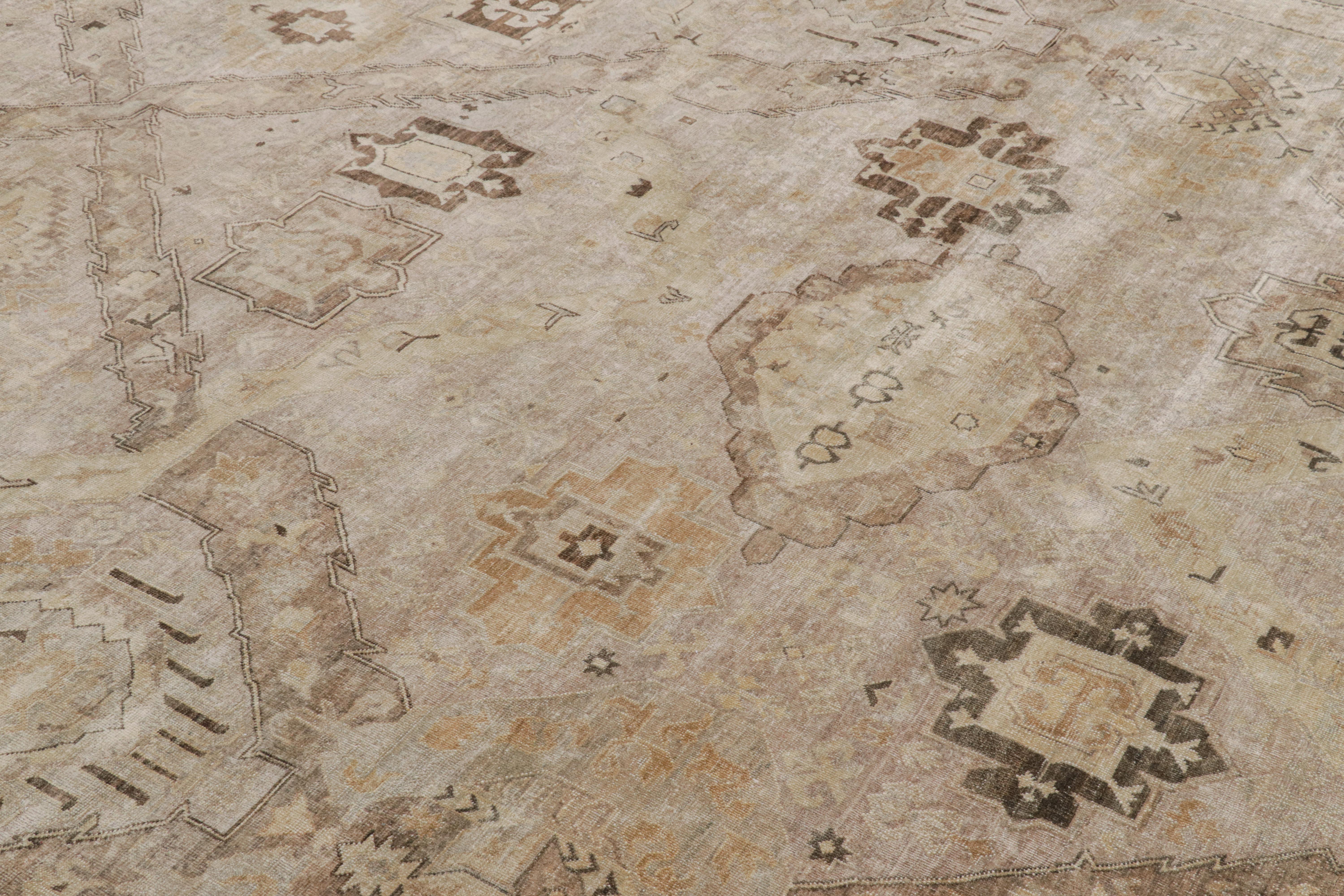 Issu de la collection Modern Classics de Rug & Kilim, ce tapis 9x12 s'inspire des motifs de tapis Soumak.

Sur le Design :

Noué à la main dans un mélange de laine et de soie, ce tapis est une nouvelle façon luxueuse de regarder un style classique.