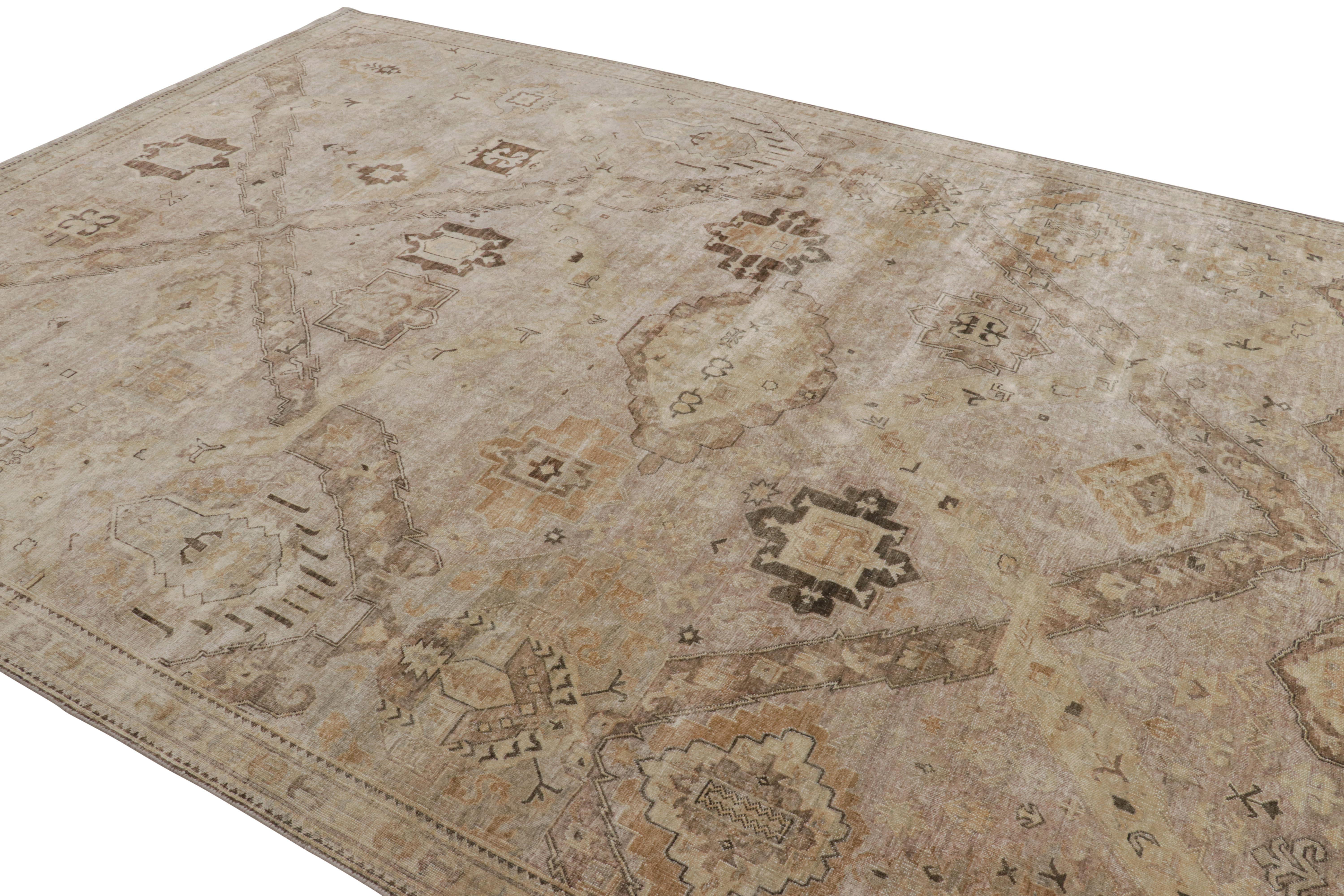 Rug & Kilim's Soumak-Teppich im Drachenstil mit beige-braunen geometrischen Mustern (Handgeknüpft) im Angebot