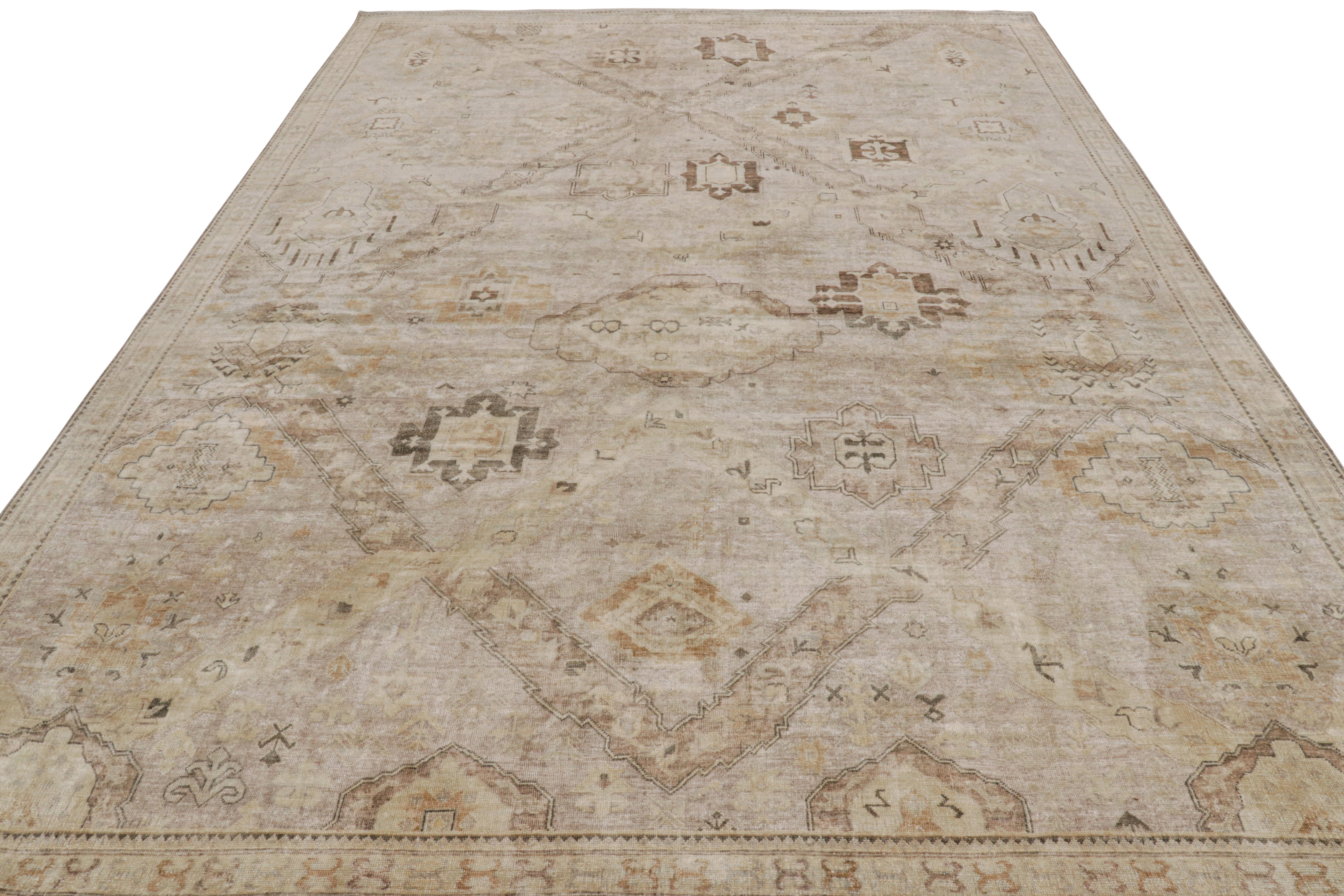 Rug & Kilim's Soumak-Teppich im Drachenstil mit beige-braunen geometrischen Mustern im Zustand „Neu“ im Angebot in Long Island City, NY