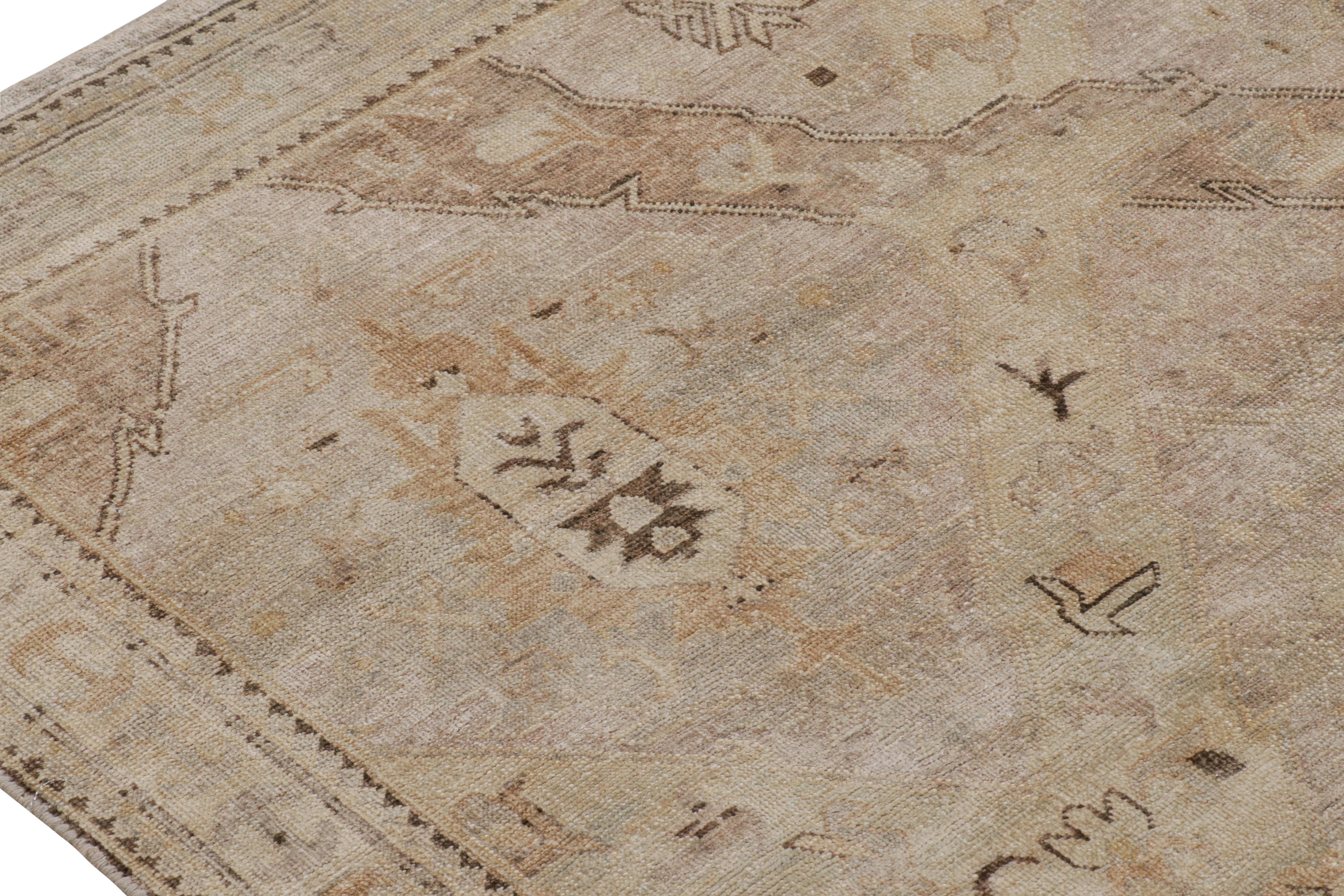 Rug & Kilim's Soumak-Teppich im Drachenstil mit beige-braunen geometrischen Mustern (21. Jahrhundert und zeitgenössisch) im Angebot