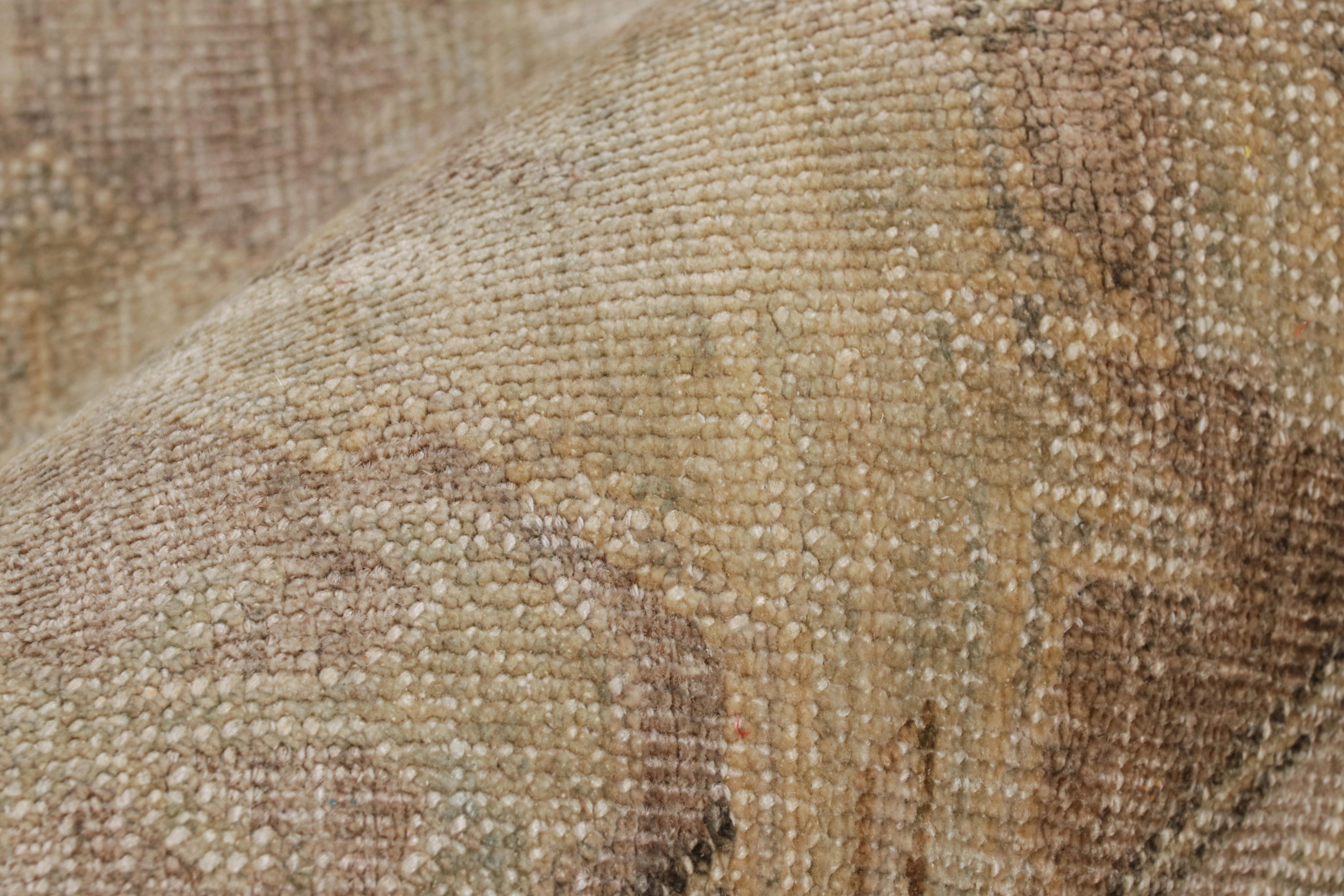 Rug & Kilim's Soumak-Teppich im Drachenstil mit beige-braunen geometrischen Mustern (Wolle) im Angebot