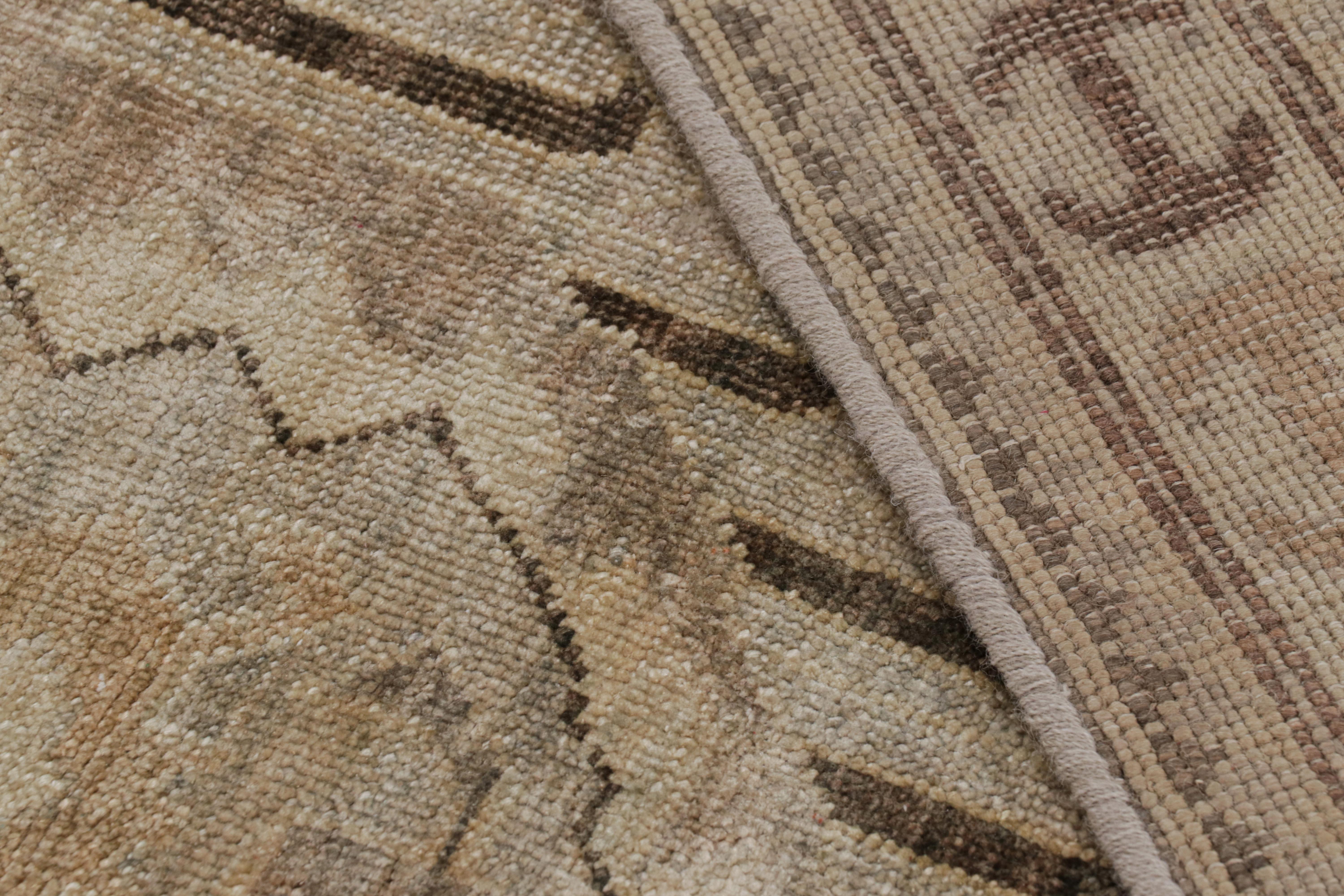 Rug & Kilim's Soumak-Teppich im Drachenstil mit beige-braunen geometrischen Mustern im Angebot 1