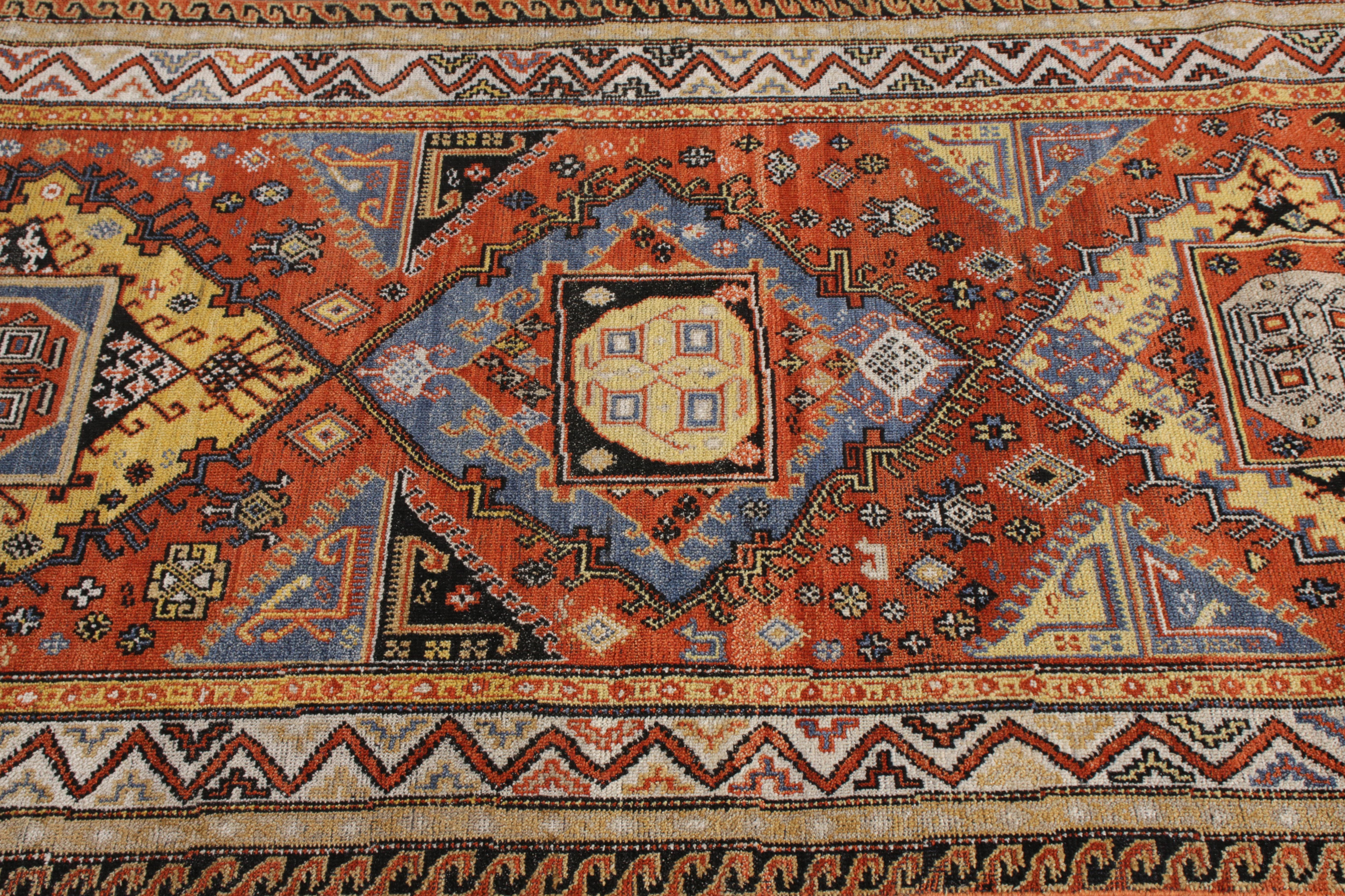Indiano Rug & Kilim - Tappeto in stile Soumak con motivo a medaglione arancione e oro in vendita
