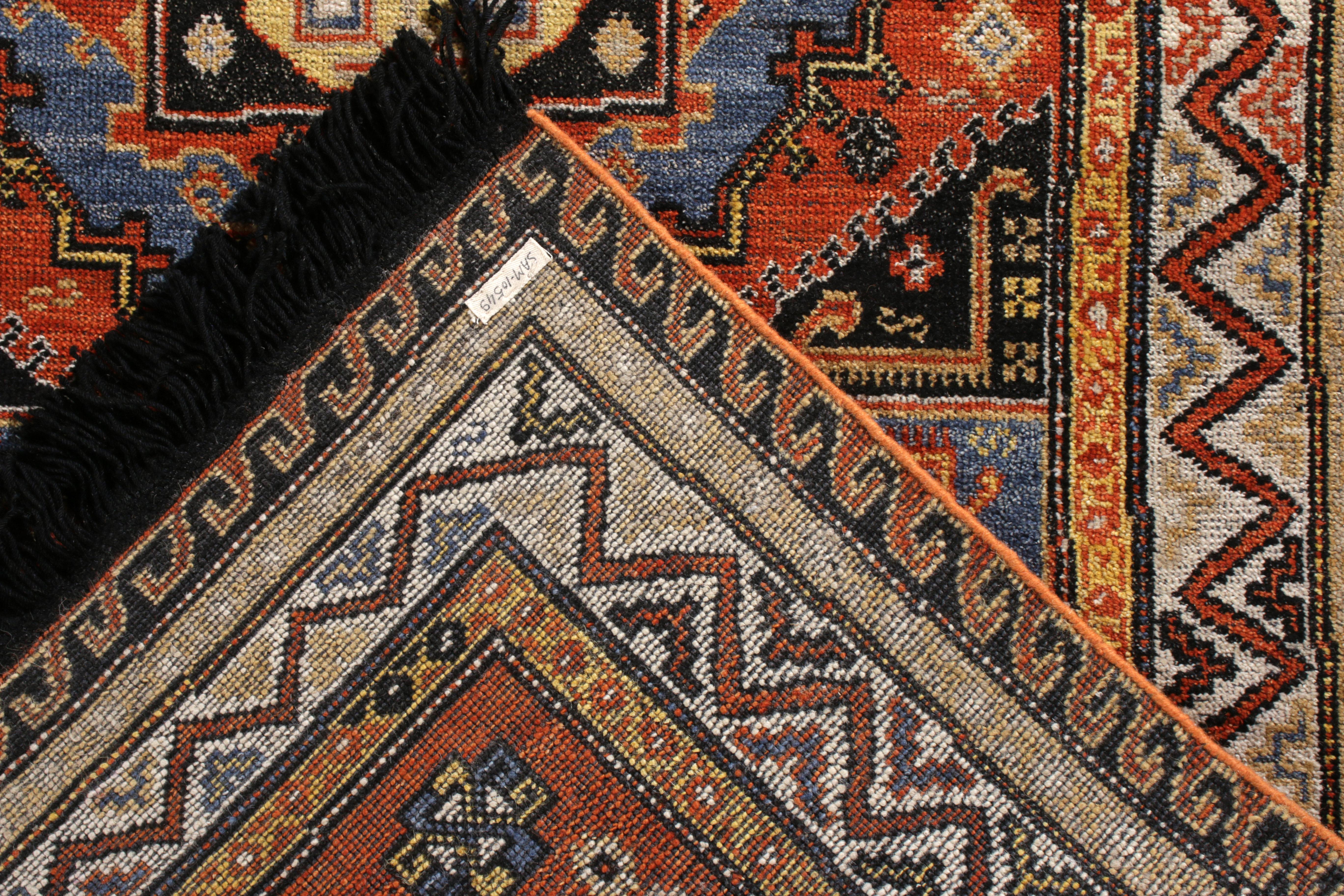 Noué à la main Tapis & Kilims Soumak style tapis à motif de médaillon orange et or en vente