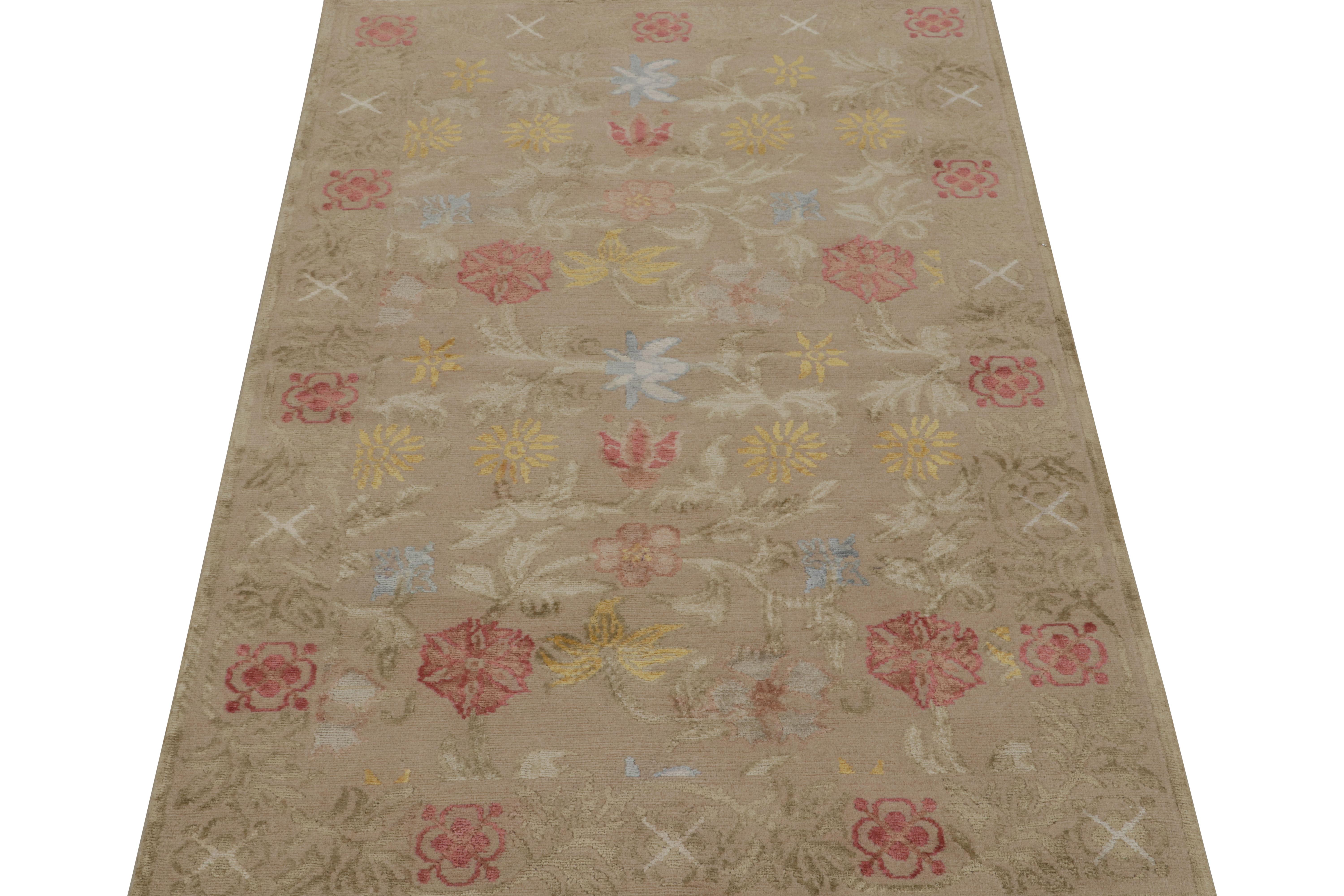 Moderne Rug & Kilim's Spanish European Rug in Beige with Floral Patterns Bilbao (Tapis européen en beige avec motifs floraux) en vente
