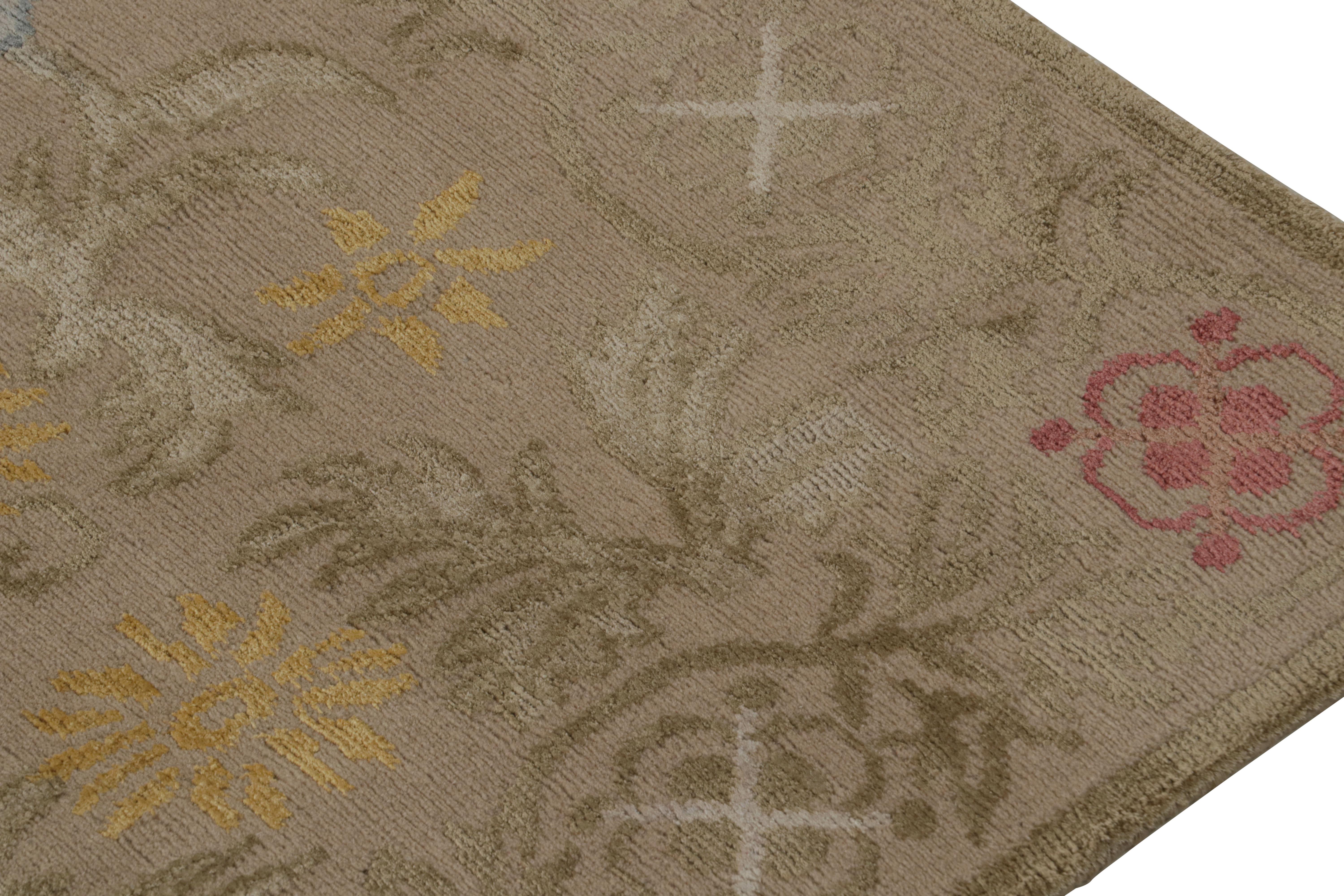 Noué à la main Rug & Kilim's Spanish European Rug in Beige with Floral Patterns Bilbao (Tapis européen en beige avec motifs floraux) en vente