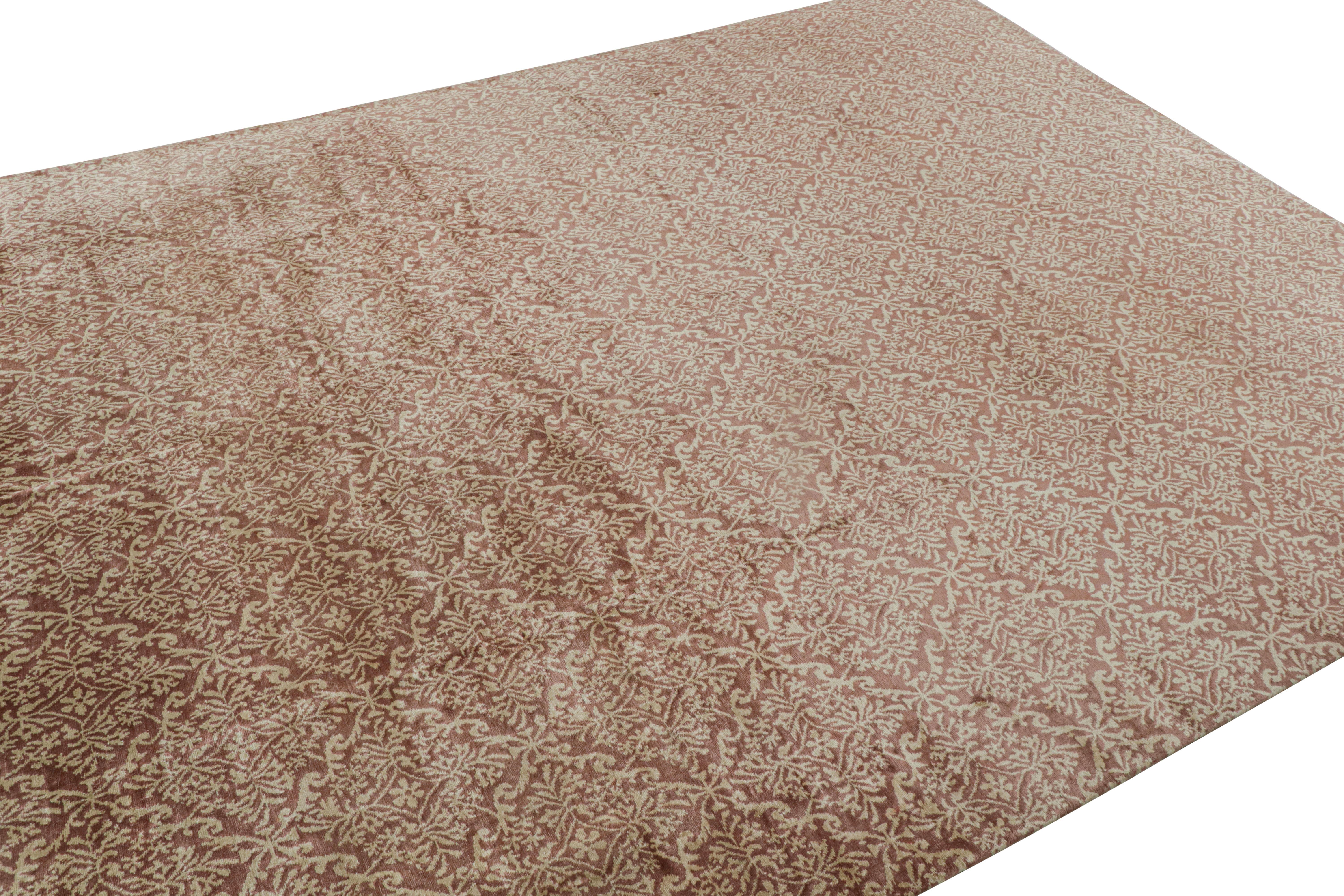 Noué à la main dans une soie épaisse et durable qui représente l'une de nos constructions sur mesure les plus luxueuses, ce tapis moderne 10x12 de style européen espagnol 