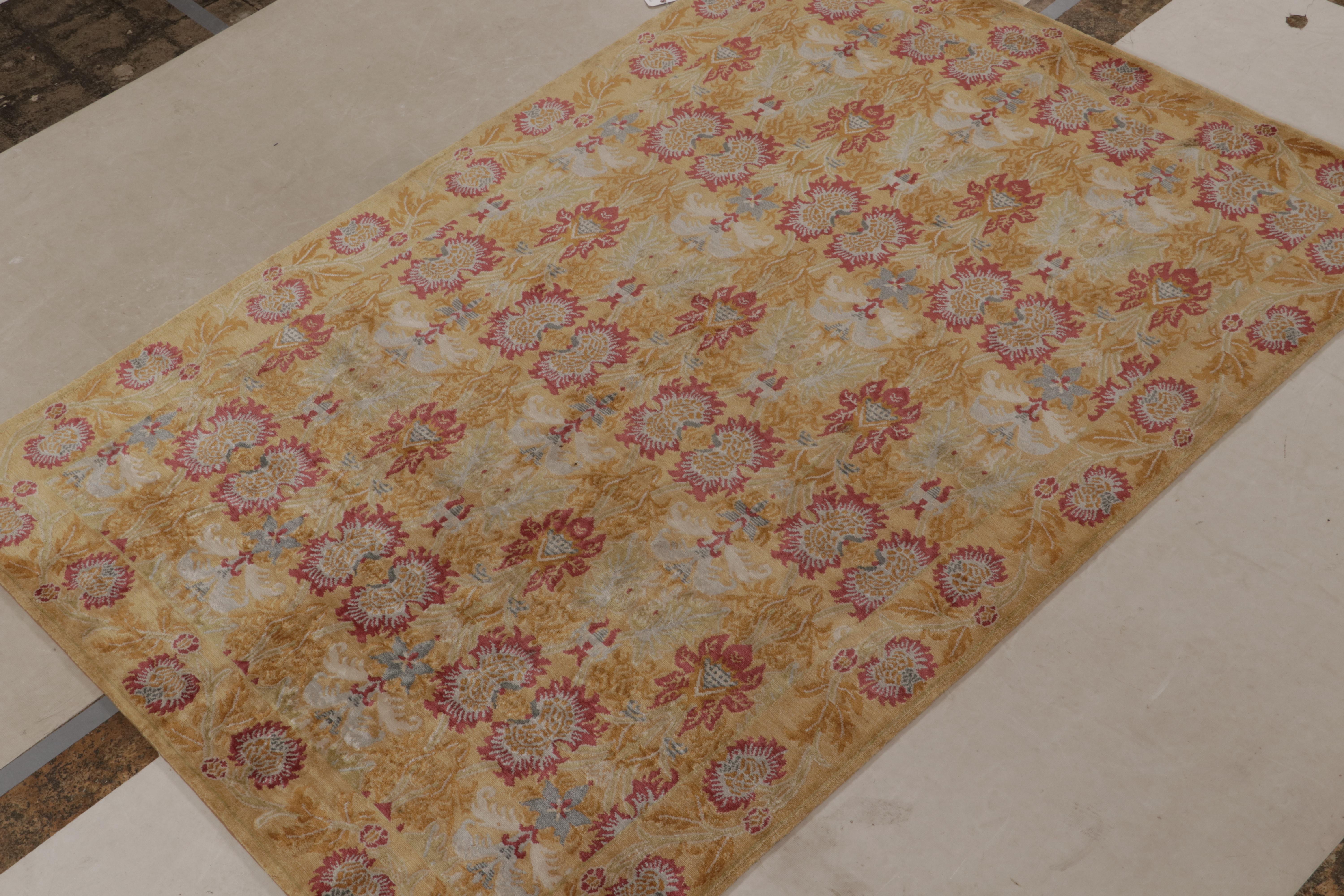 Arts and Crafts Rug & Kilim's Spanish European Style Rug in Gold & Red Floral Pattern (tapis espagnol de style européen à motif floral or et rouge) en vente