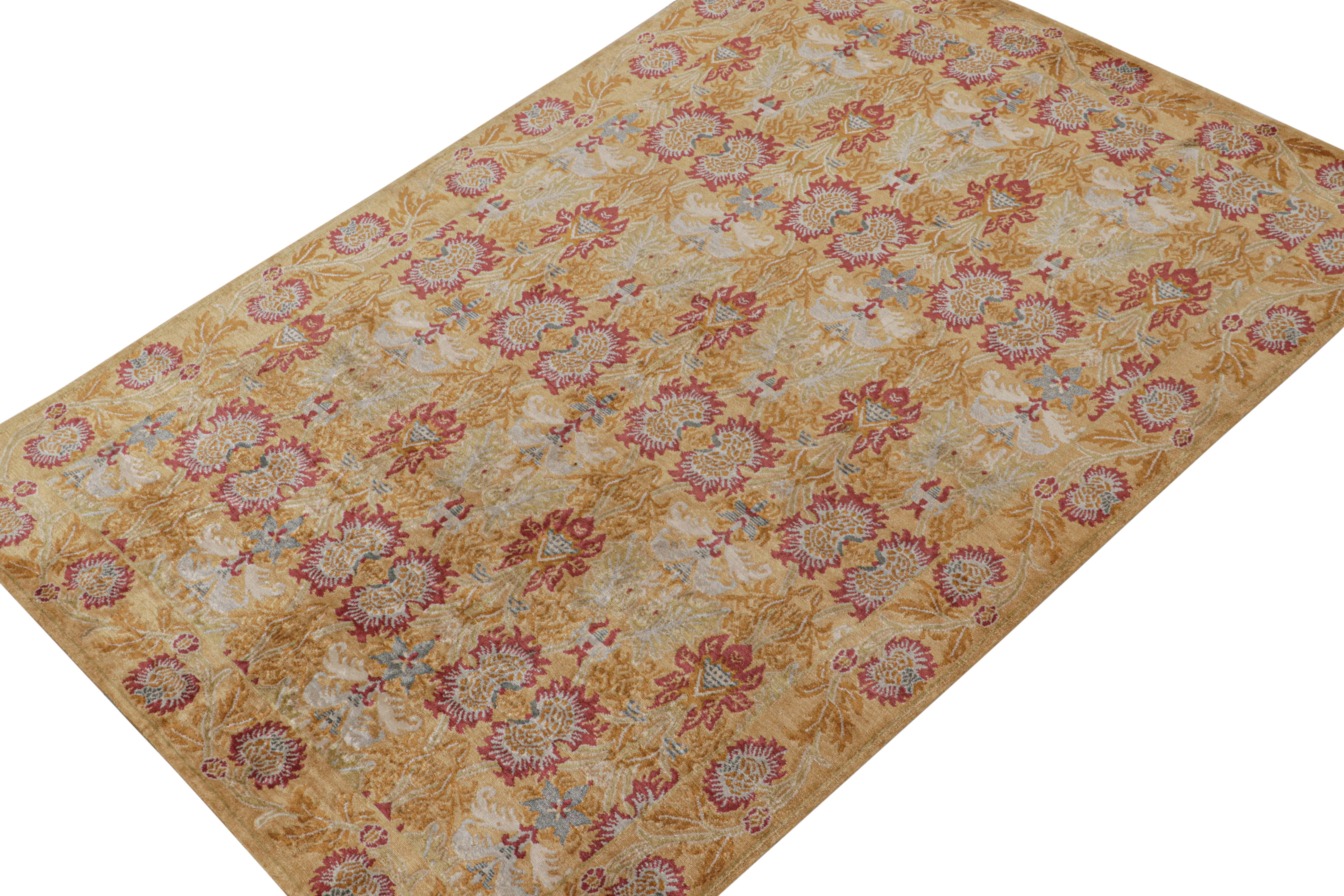 Rug & Kilim's spanischer Teppich im europäischen Stil mit goldenem und rotem Blumenmuster (Nepalesisch) im Angebot
