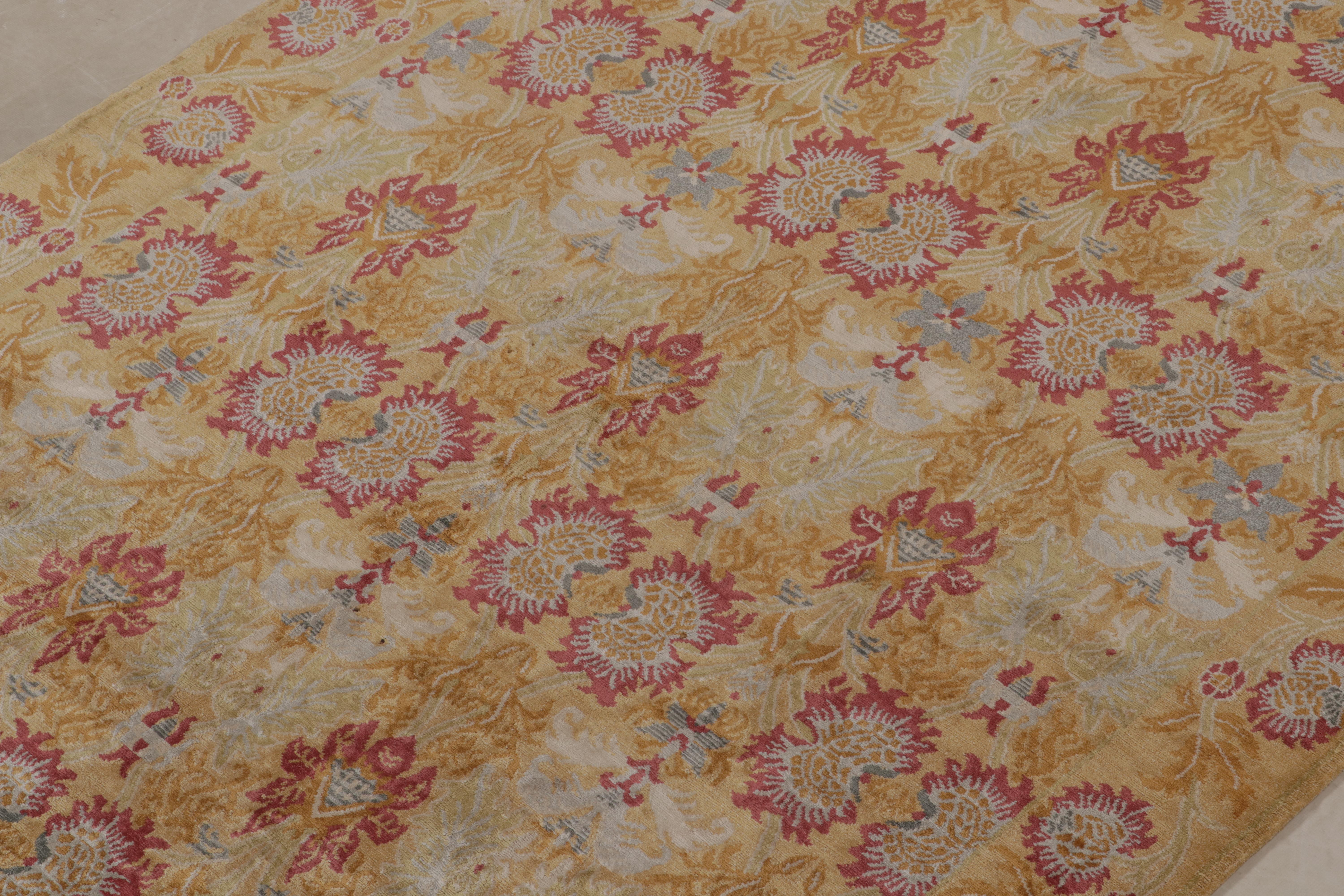 Rug & Kilim's spanischer Teppich im europäischen Stil mit goldenem und rotem Blumenmuster (Nepalesisch) im Angebot