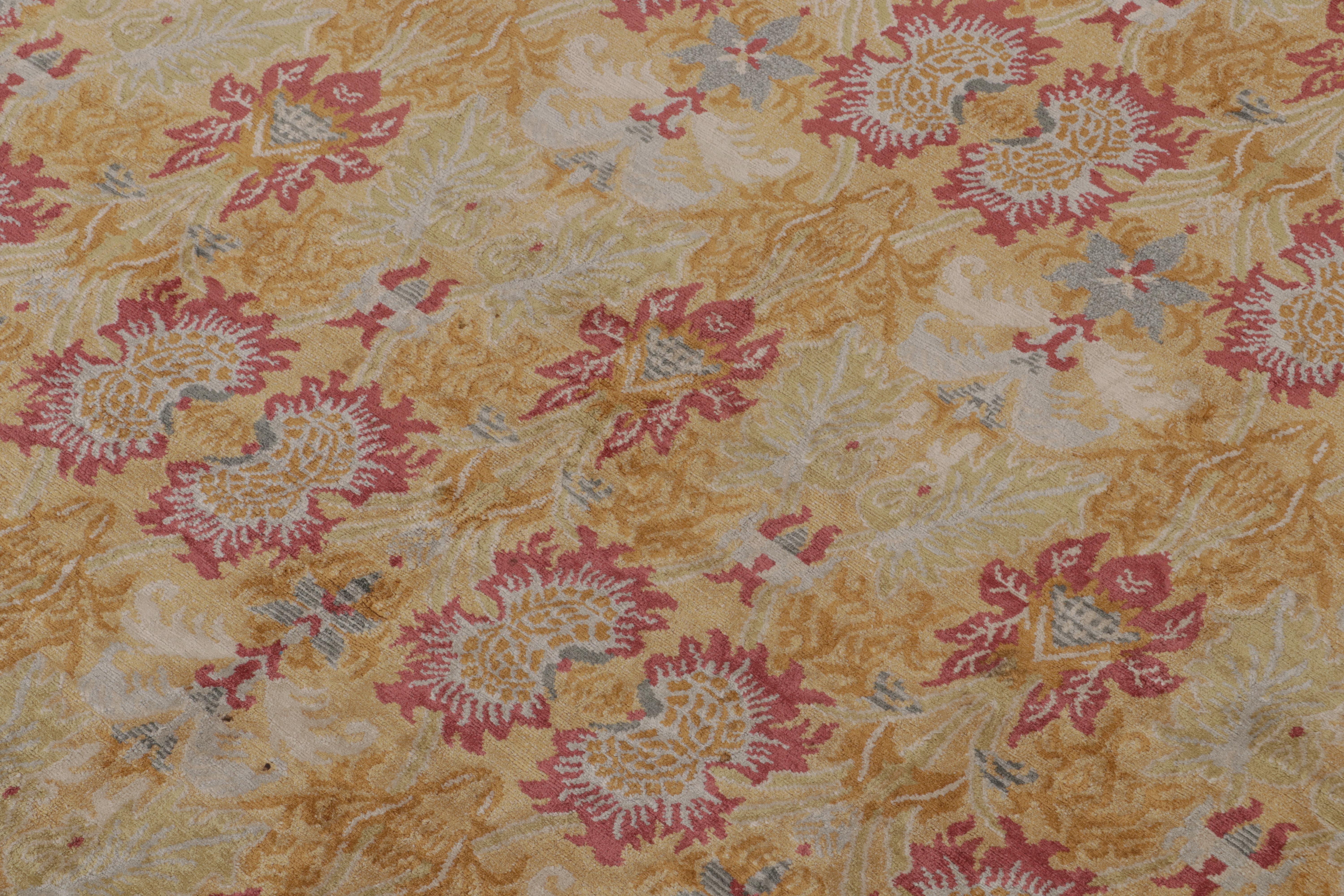 Noué à la main Rug & Kilim's Spanish European Style Rug in Gold & Red Floral Pattern (tapis espagnol de style européen à motif floral or et rouge) en vente