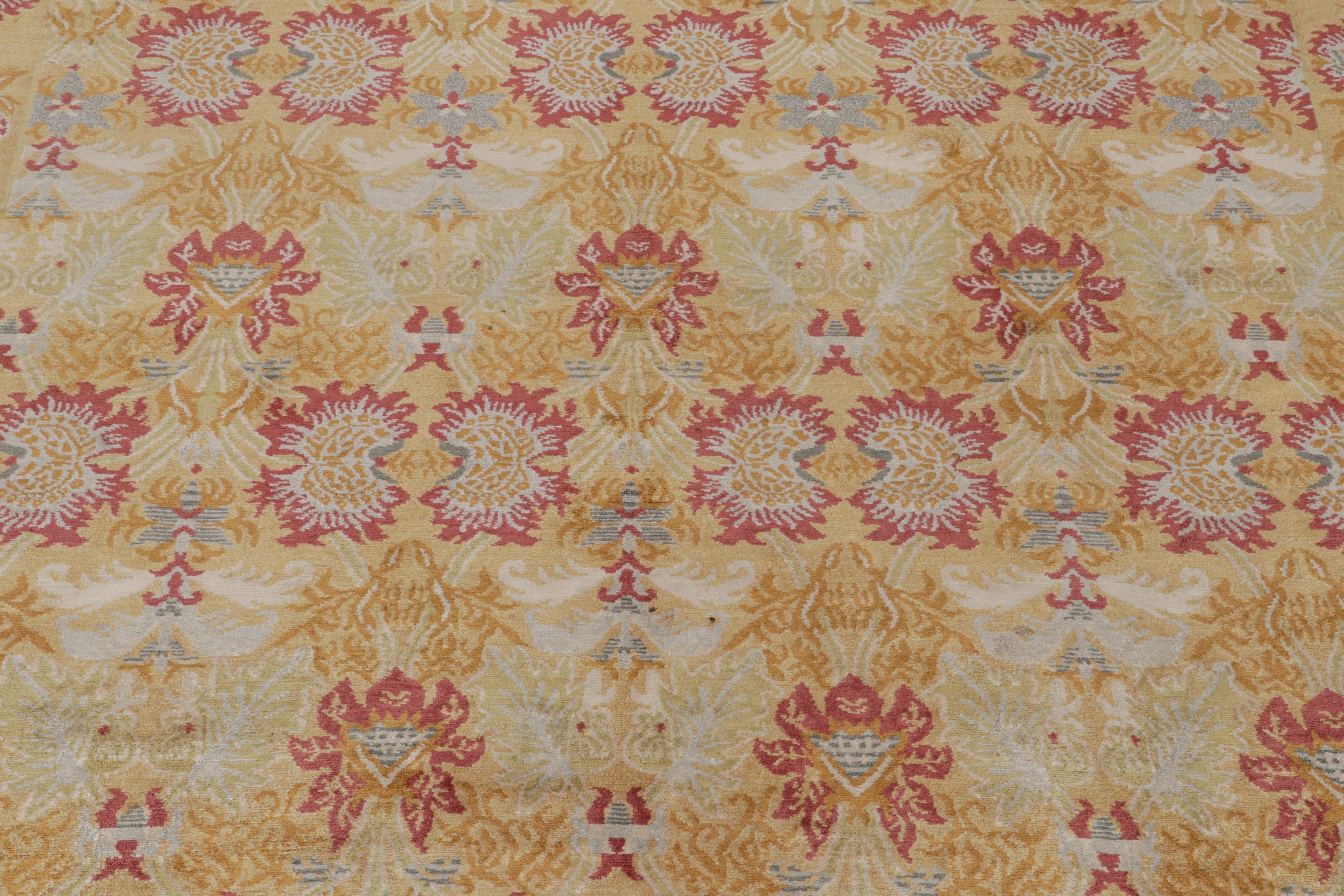 Rug & Kilim è un tappeto spagnolo in stile europeo con motivo floreale oro e rosso In condizioni Nuovo in vendita a Long Island City, NY