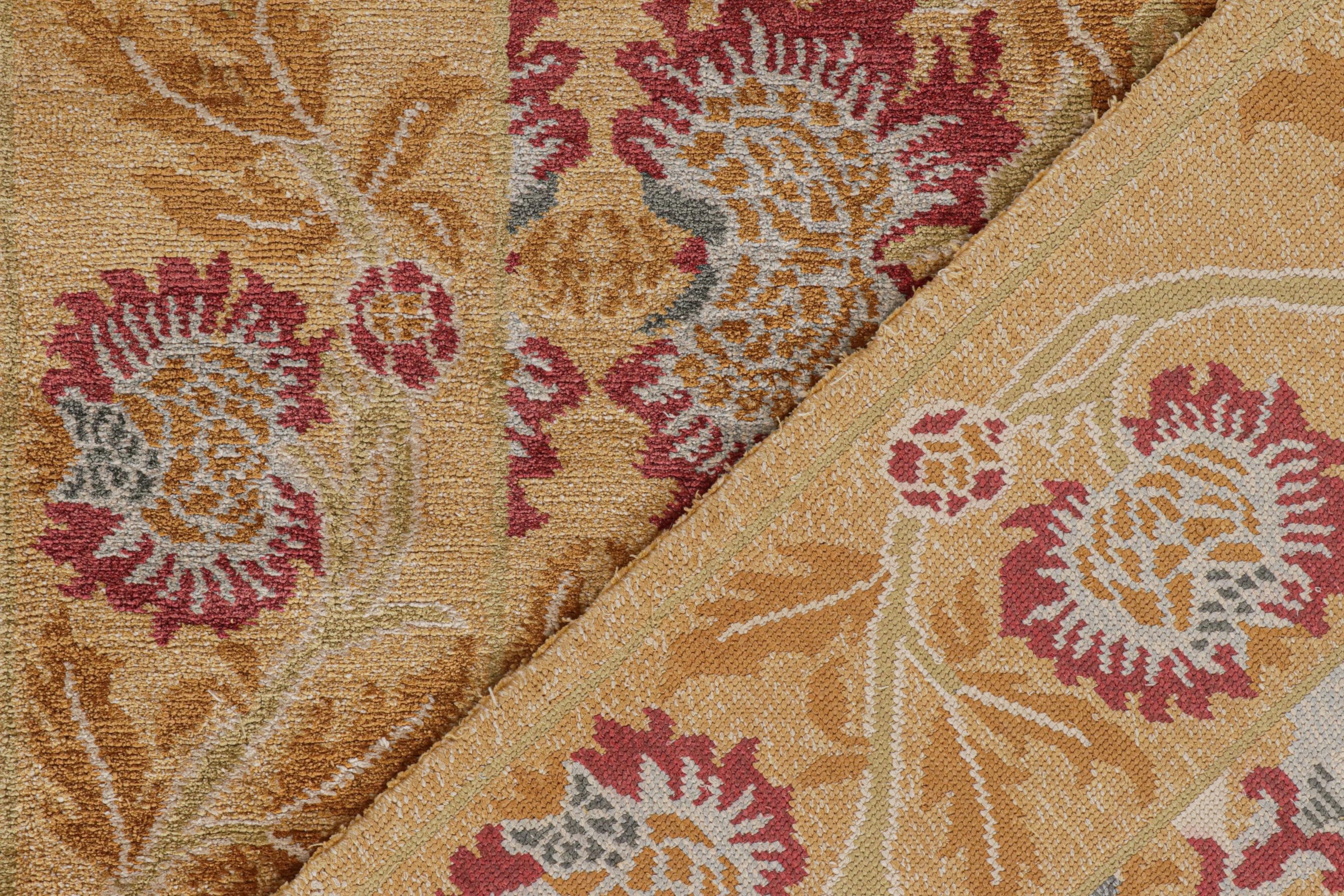 Rug & Kilim's spanischer Teppich im europäischen Stil mit goldenem und rotem Blumenmuster (21. Jahrhundert und zeitgenössisch) im Angebot