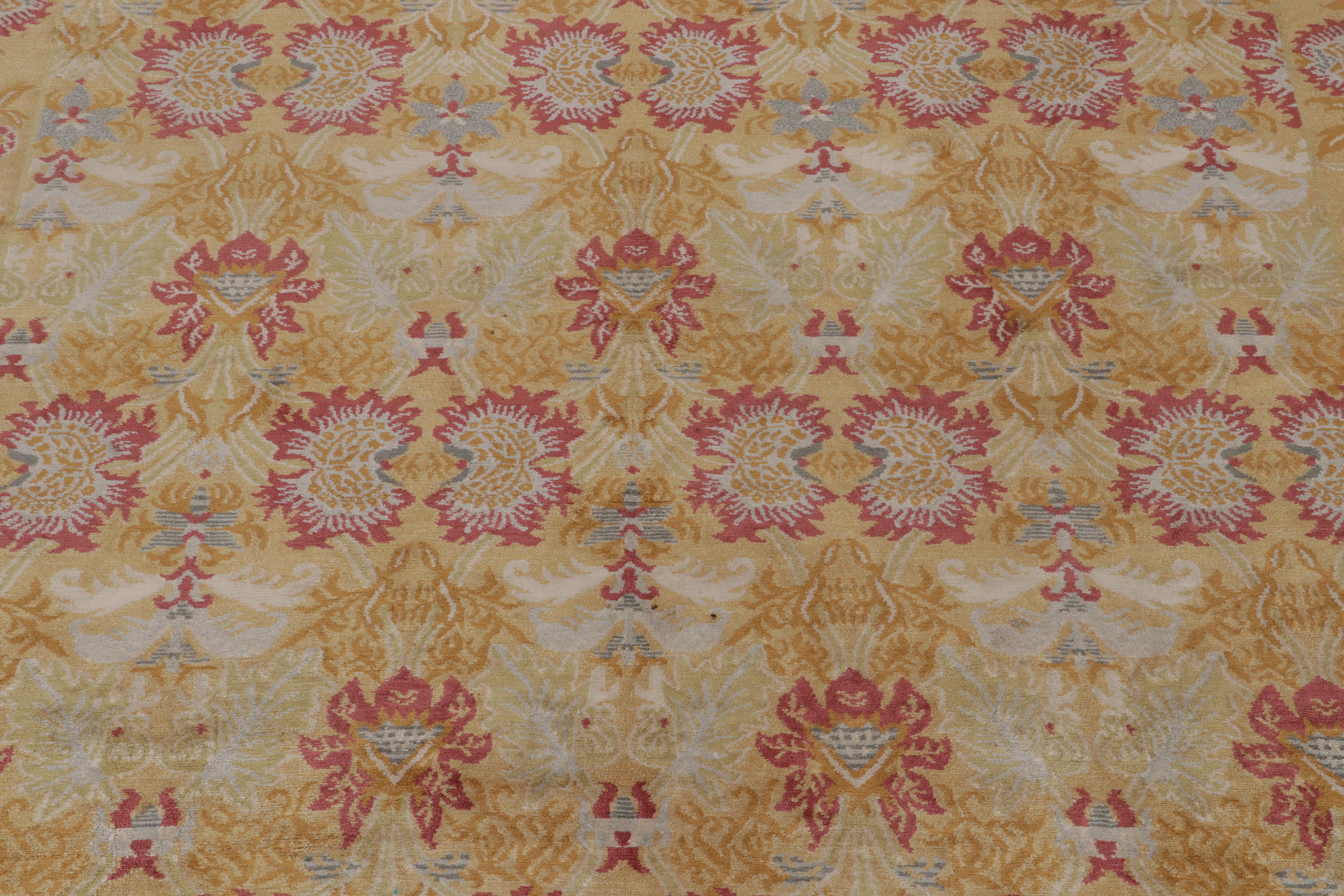 XXIe siècle et contemporain Rug & Kilim's Spanish European Style Rug in Gold & Red Floral Pattern (tapis espagnol de style européen à motif floral or et rouge) en vente