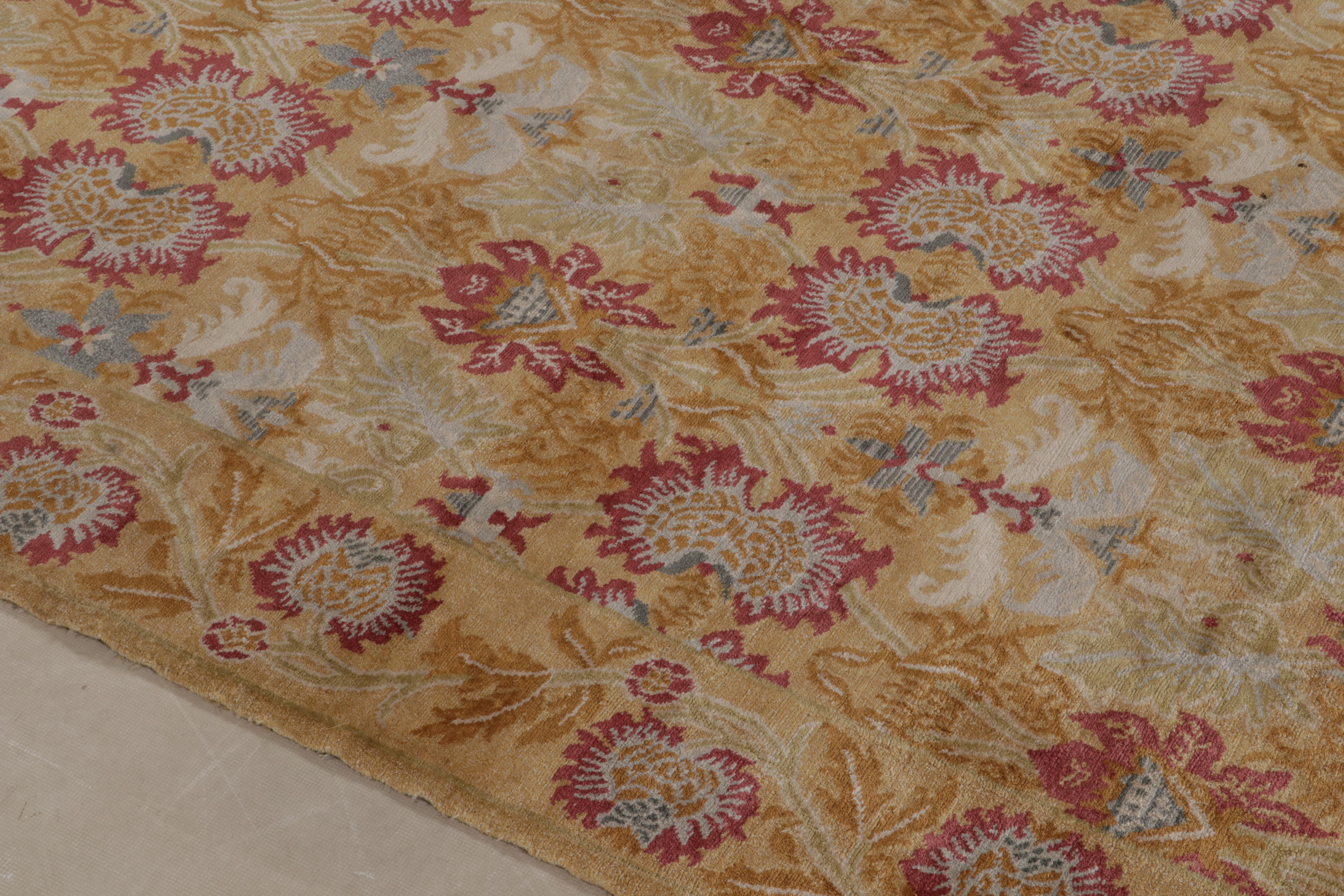 Rug & Kilim's spanischer Teppich im europäischen Stil mit goldenem und rotem Blumenmuster (Seide) im Angebot