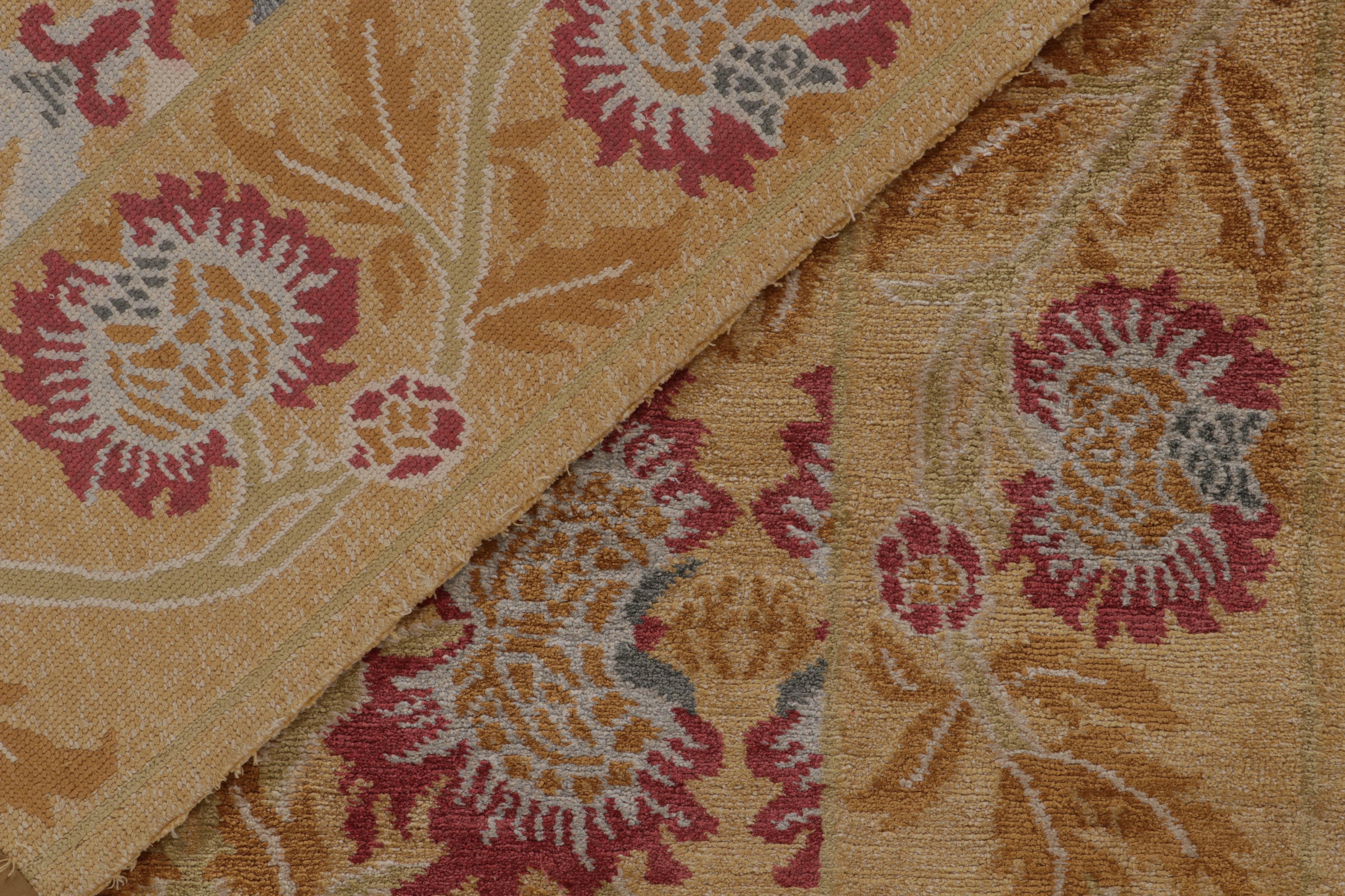 Rug & Kilim's spanischer Teppich im europäischen Stil mit goldenem und rotem Blumenmuster im Angebot 1