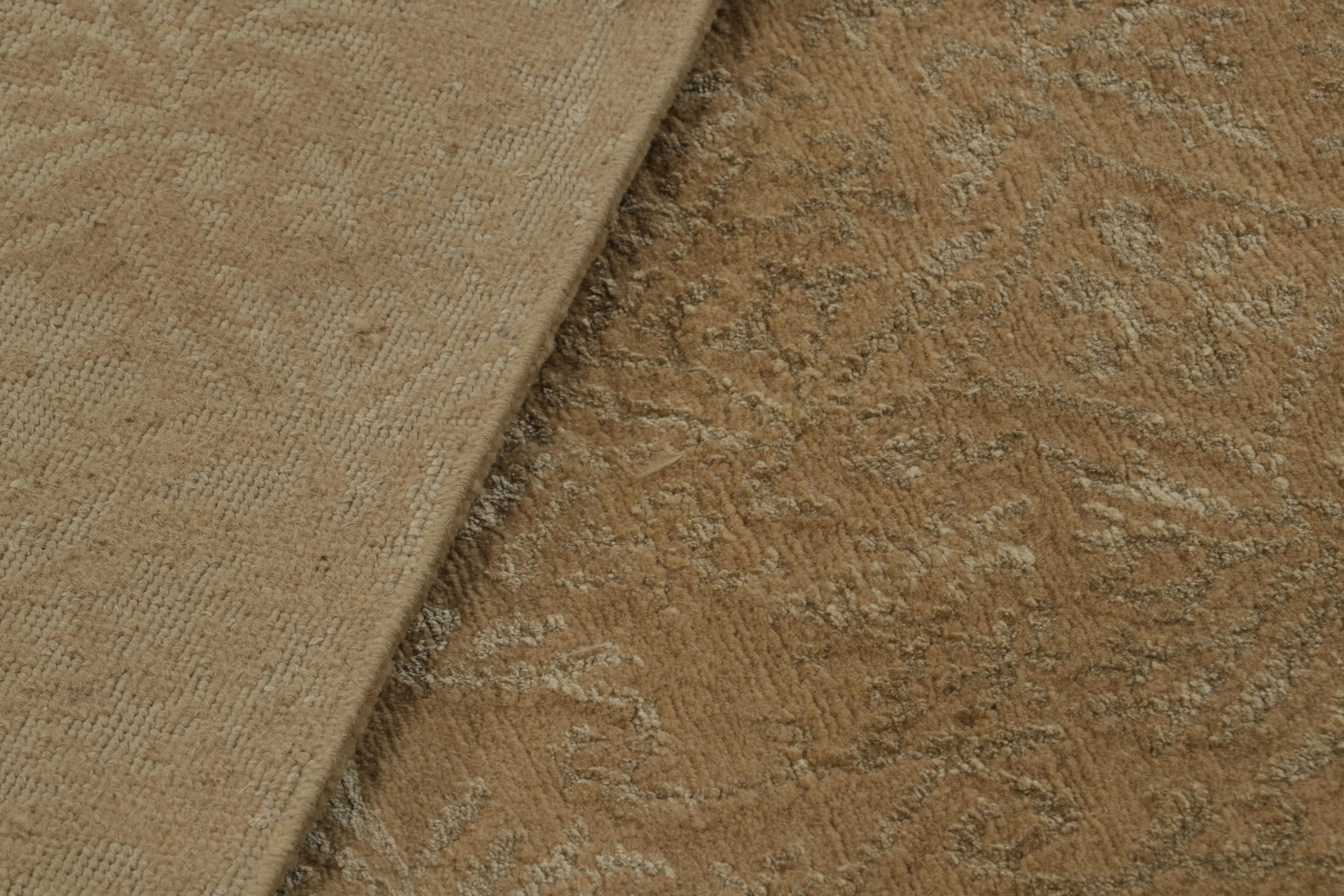 Rug & Kilim's Spanischer Teppich im europäischen Stil in Gold mit Blumenmuster Cordoba (Moderne) im Angebot