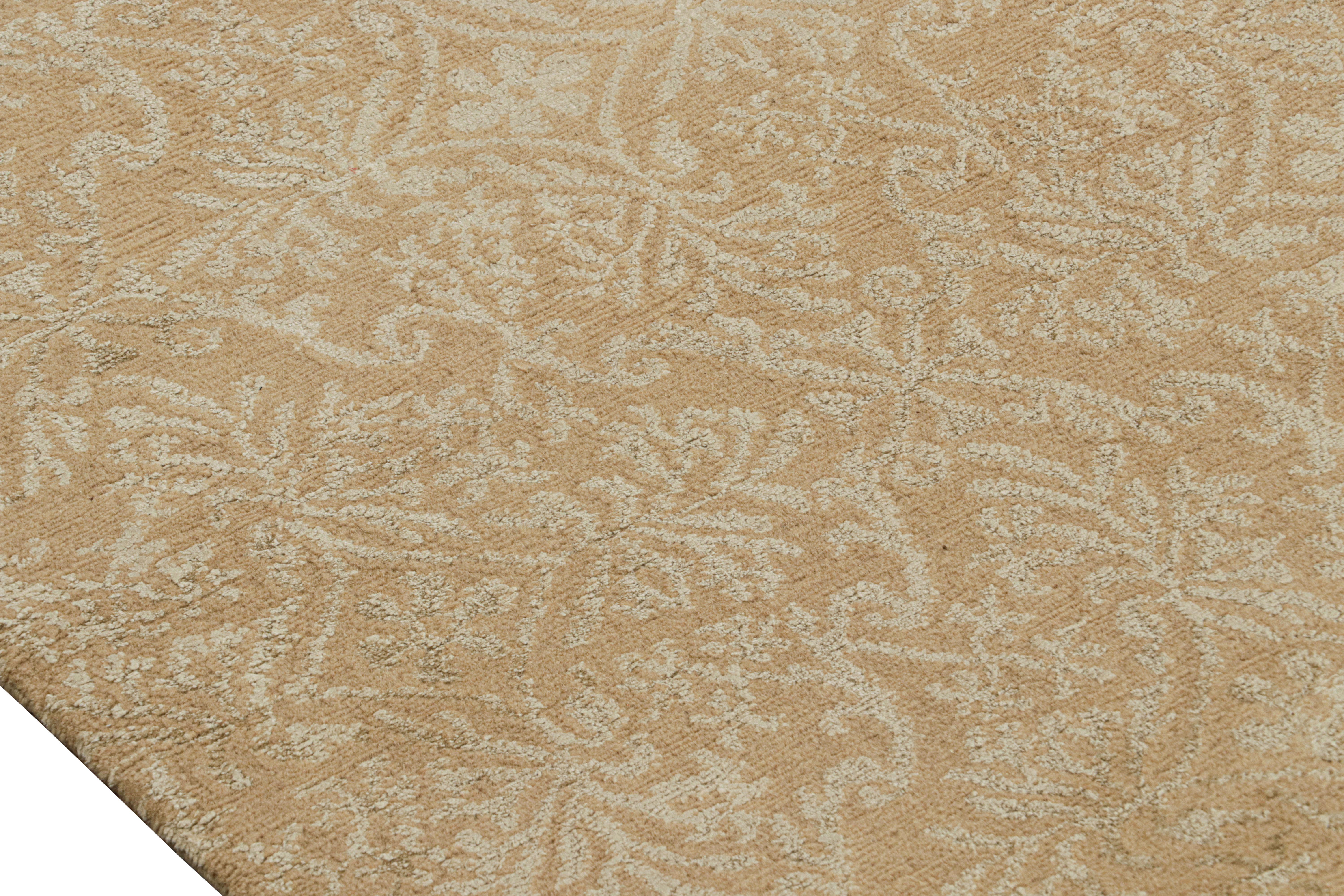 Rug & Kilim's Spanischer Teppich im europäischen Stil in Gold mit Blumenmuster Cordoba (Handgeknüpft) im Angebot