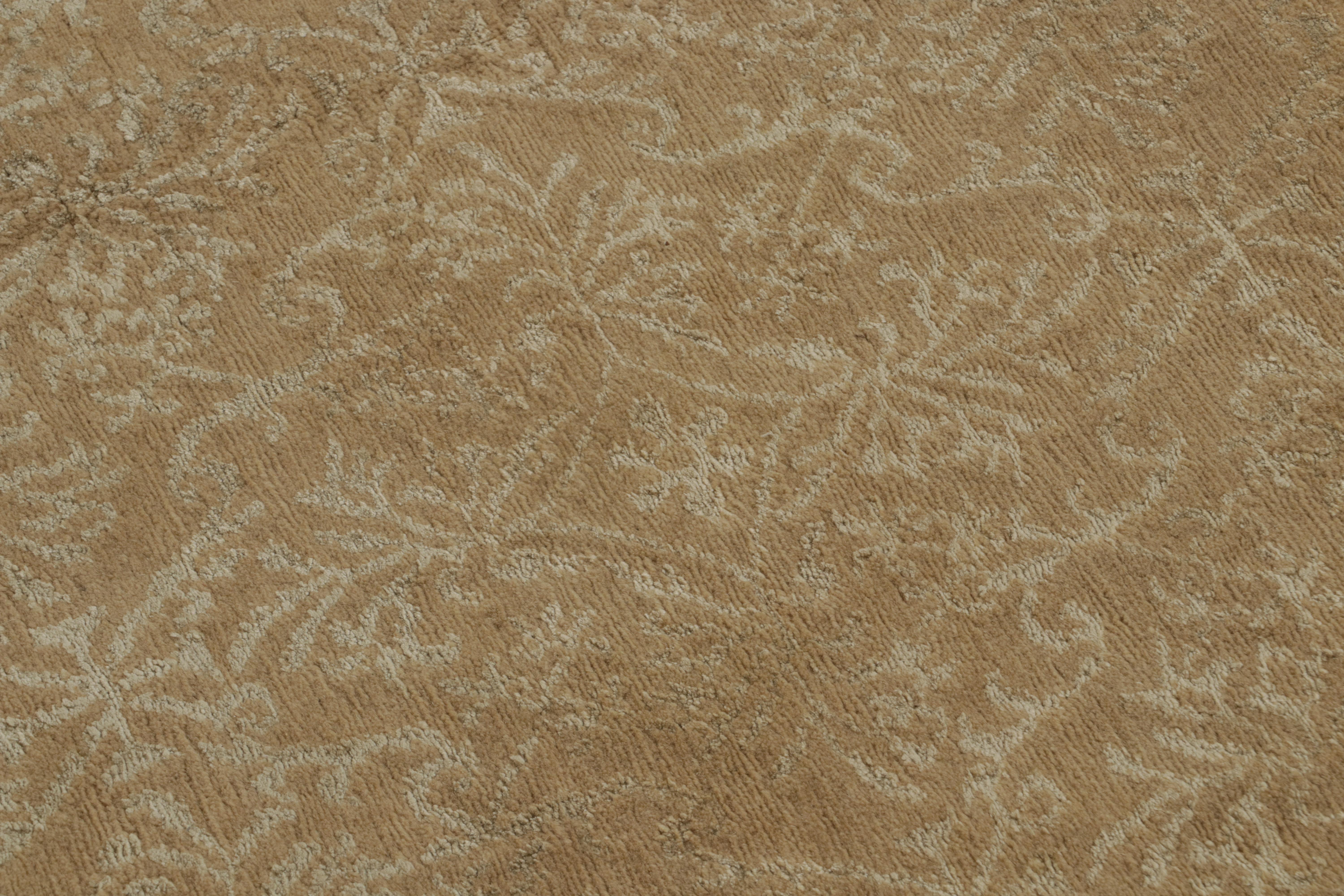 Noué à la main Rug & Kilim's Tapis espagnol de style européen en or avec motif floral Cordoba en vente