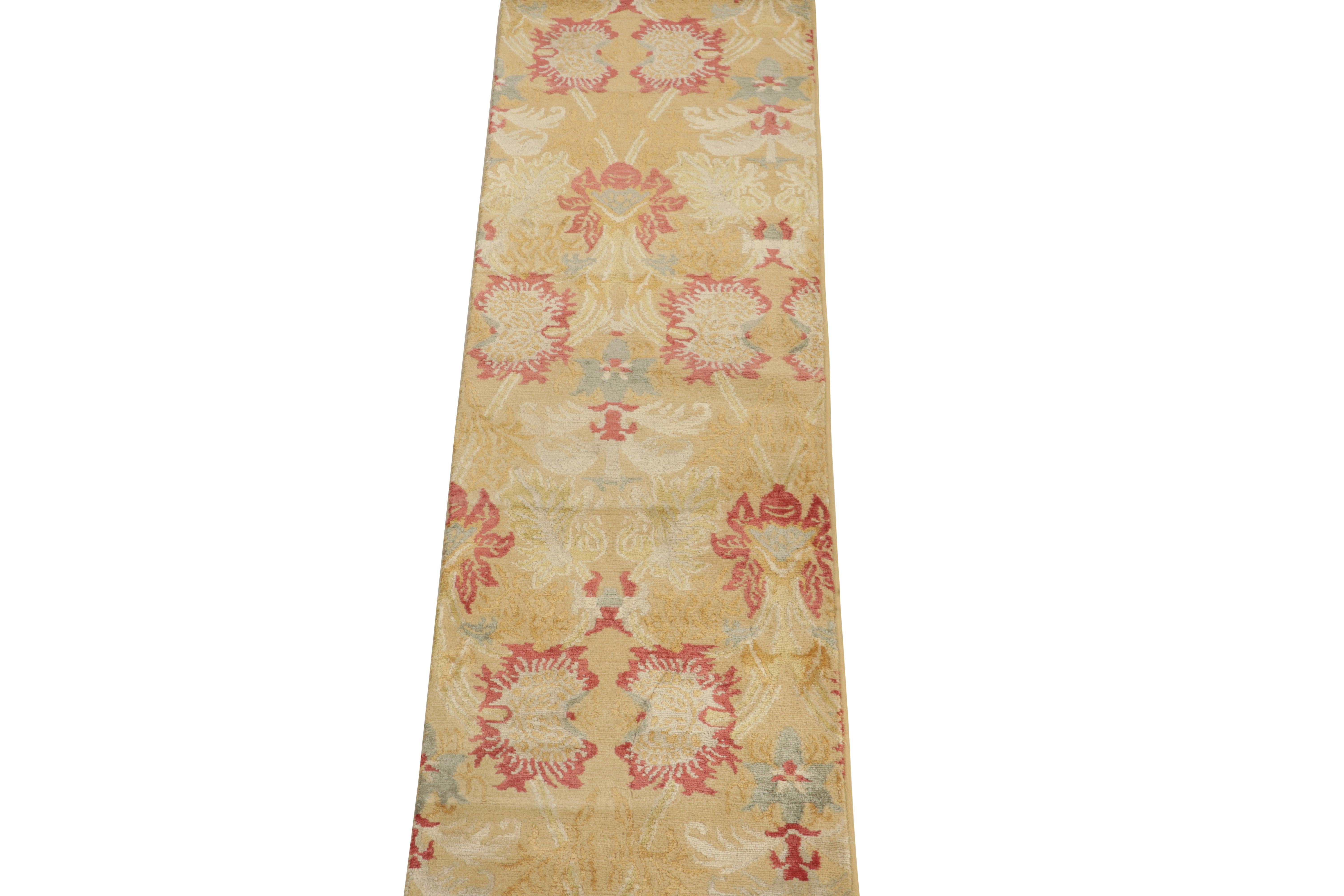 Anudado a mano en lujosa seda, un corredor contemporáneo 2x6 de nuestra colección europea. El dibujo lleva nuestro diseño Toledo, inspirado en las alfombras florales antiguas españolas, en un seductor juego de dorados, rojos y azules para un