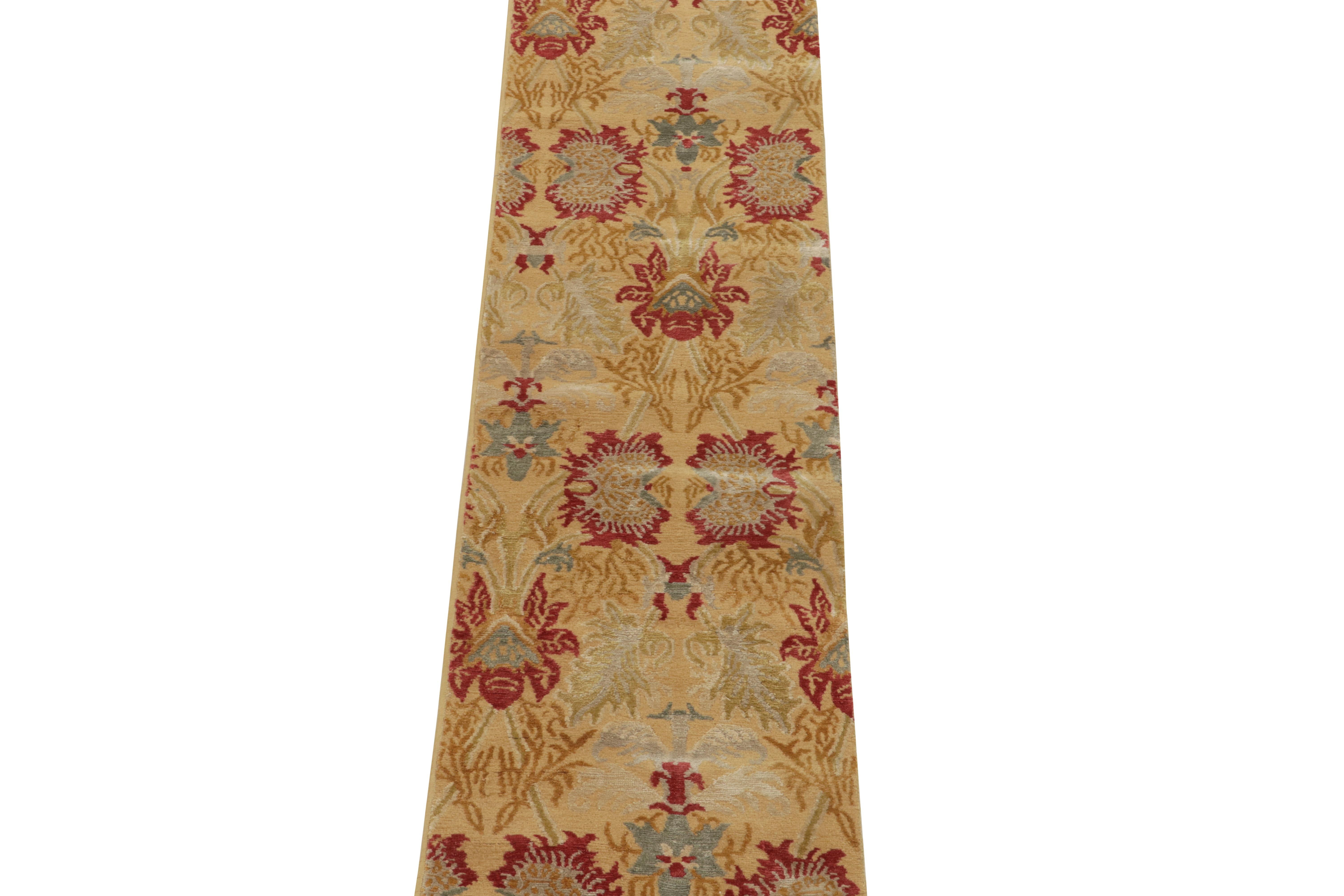 Anudado a mano en lujosa seda, un corredor contemporáneo 2x6 de nuestra colección europea. El dibujo lleva nuestro diseño Toledo, inspirado en las alfombras florales antiguas españolas, en un seductor juego de dorados, rojos y azules para un
