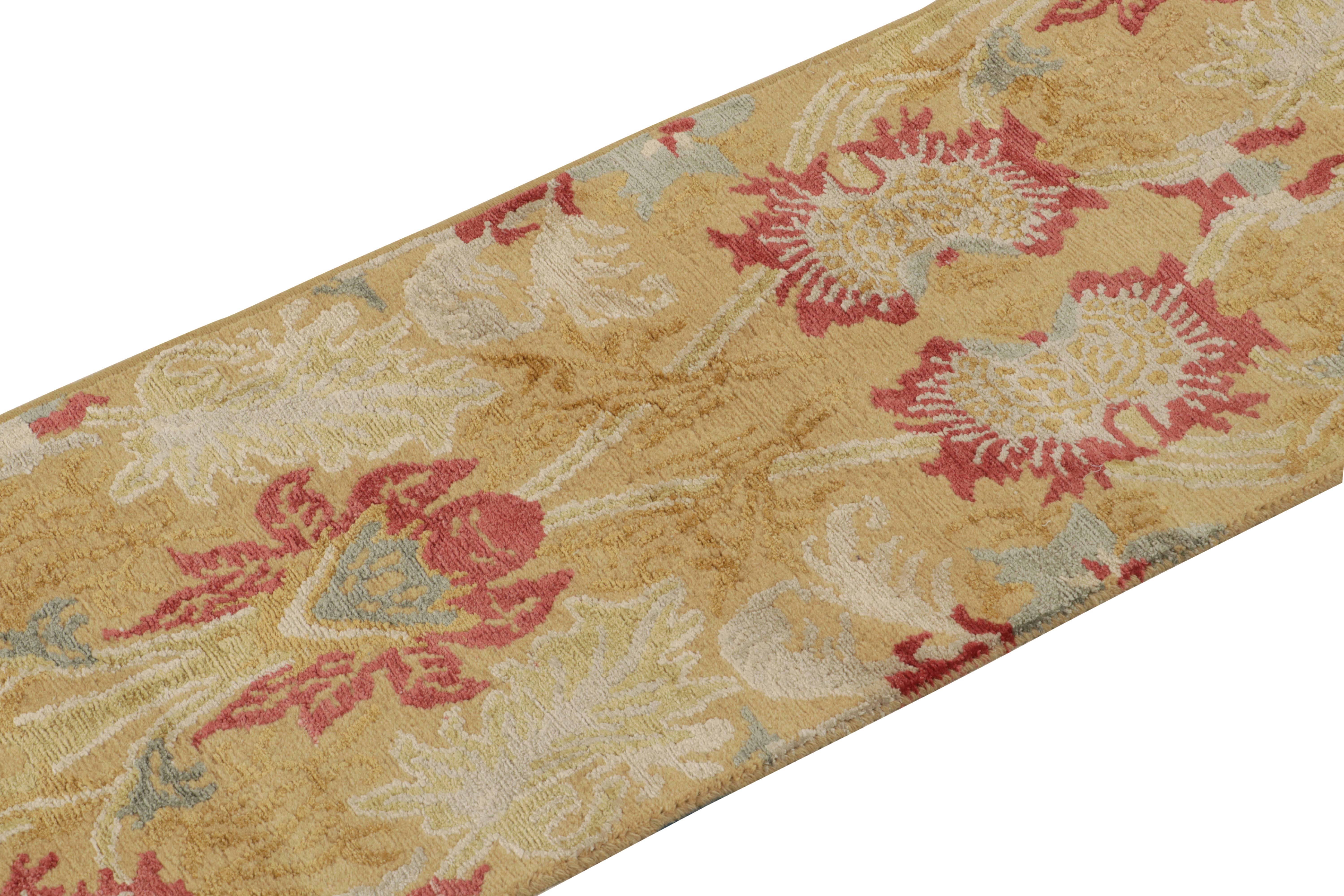 Traves de Mesa Estilo Español Europeo de Rug & Kilim en Patrón Floral Dorado, Rojo y Azul Nepalés en venta