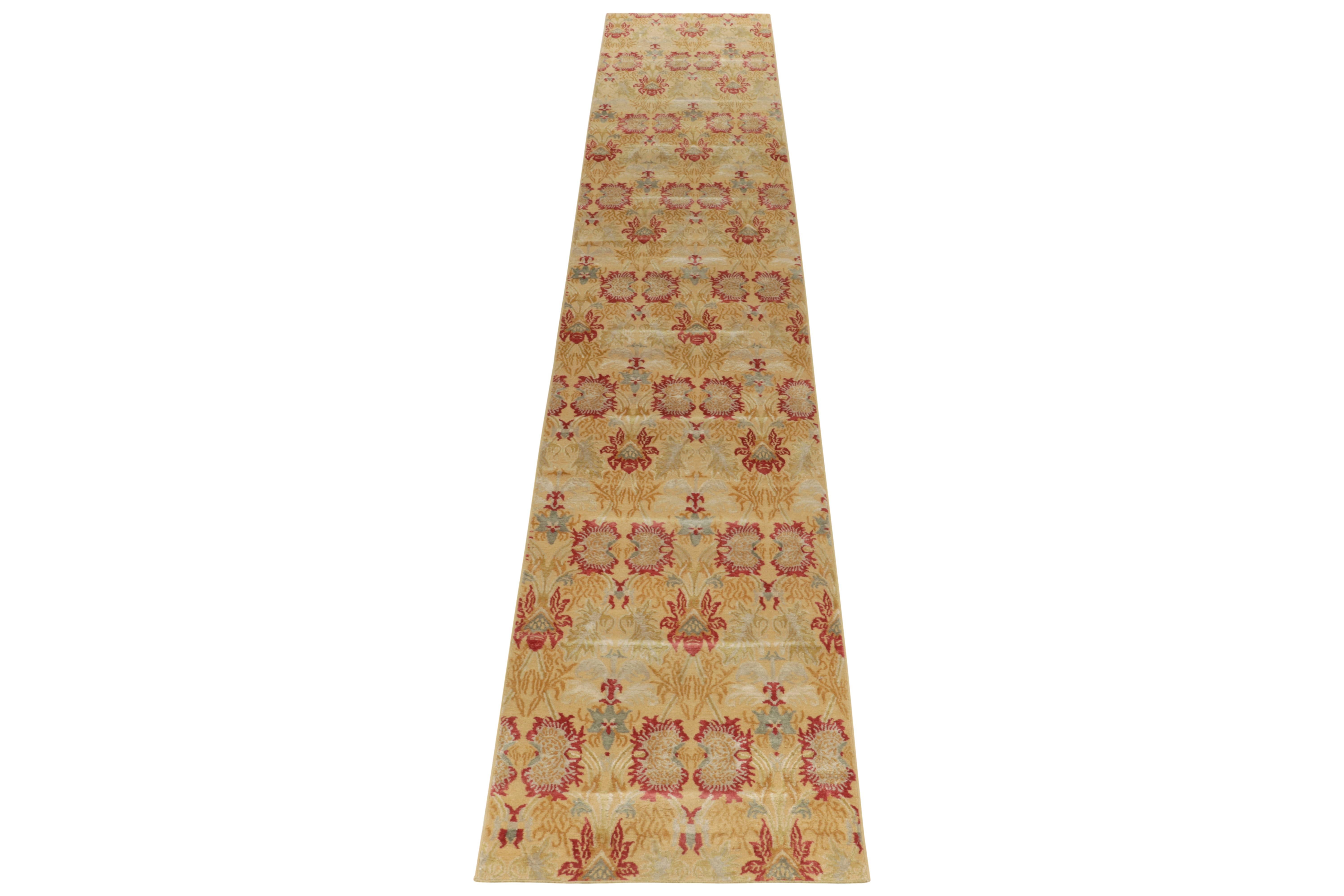 Handgeknüpft aus luxuriöser Seide, ein moderner Läufer 3x17 aus unserer European Collection. Die Zeichnung trägt unser Toledo-Design, das von antiken spanischen Blumenteppichen inspiriert ist, in einem verführerischen Spiel aus Gold, Rot, Blau und